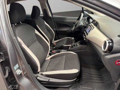 2022 Nissan Versa 4 pts. Advance, TM5, a/ac., VE, f. niebla, RA-16 (línea anterior)