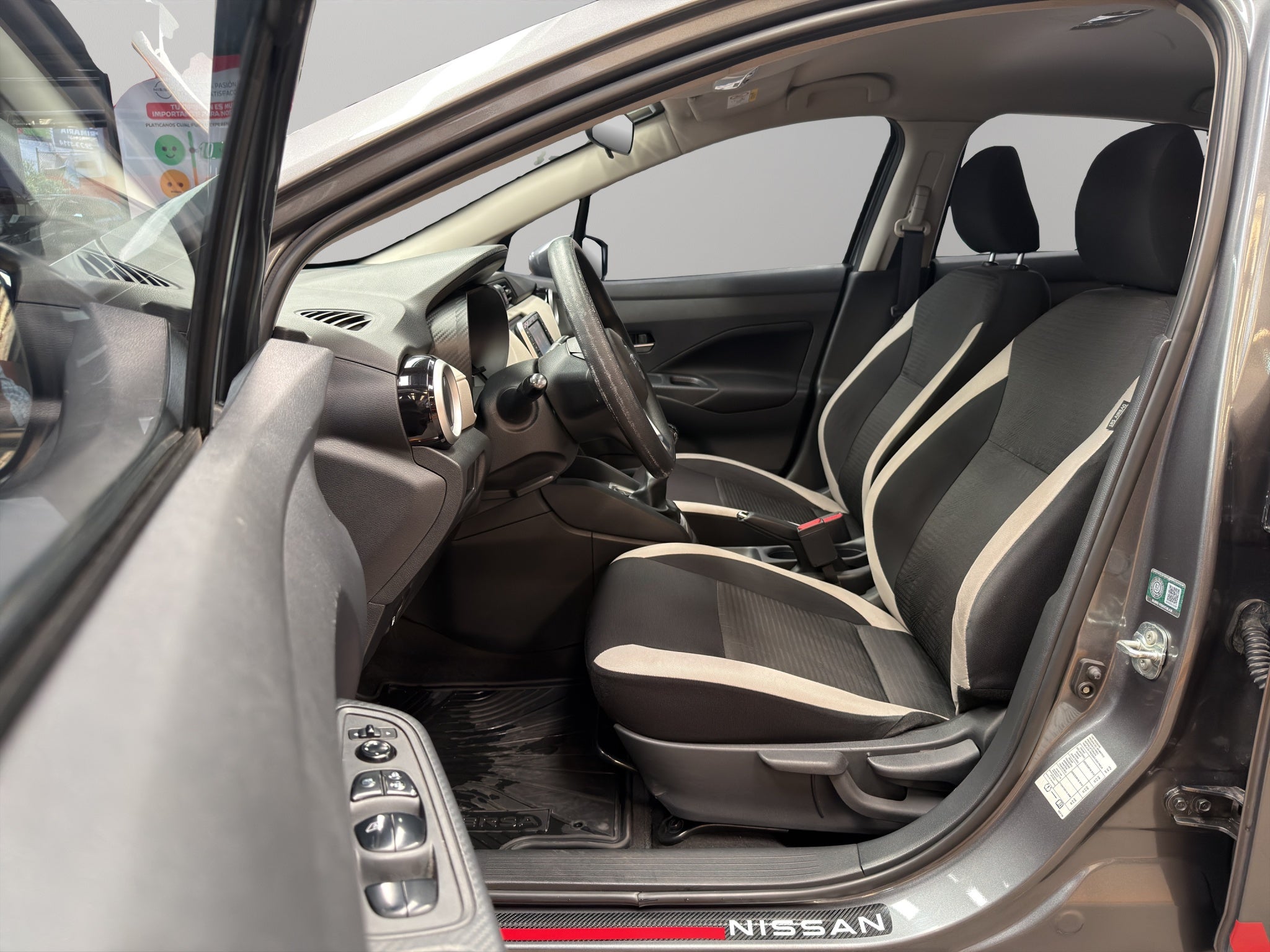 2022 Nissan Versa 4 pts. Advance, TM5, a/ac., VE, f. niebla, RA-16 (línea anterior)