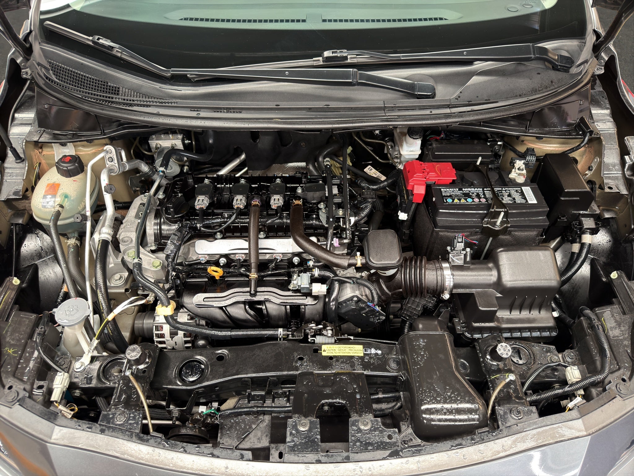 2022 Nissan Versa 4 pts. Advance, TM5, a/ac., VE, f. niebla, RA-16 (línea anterior)