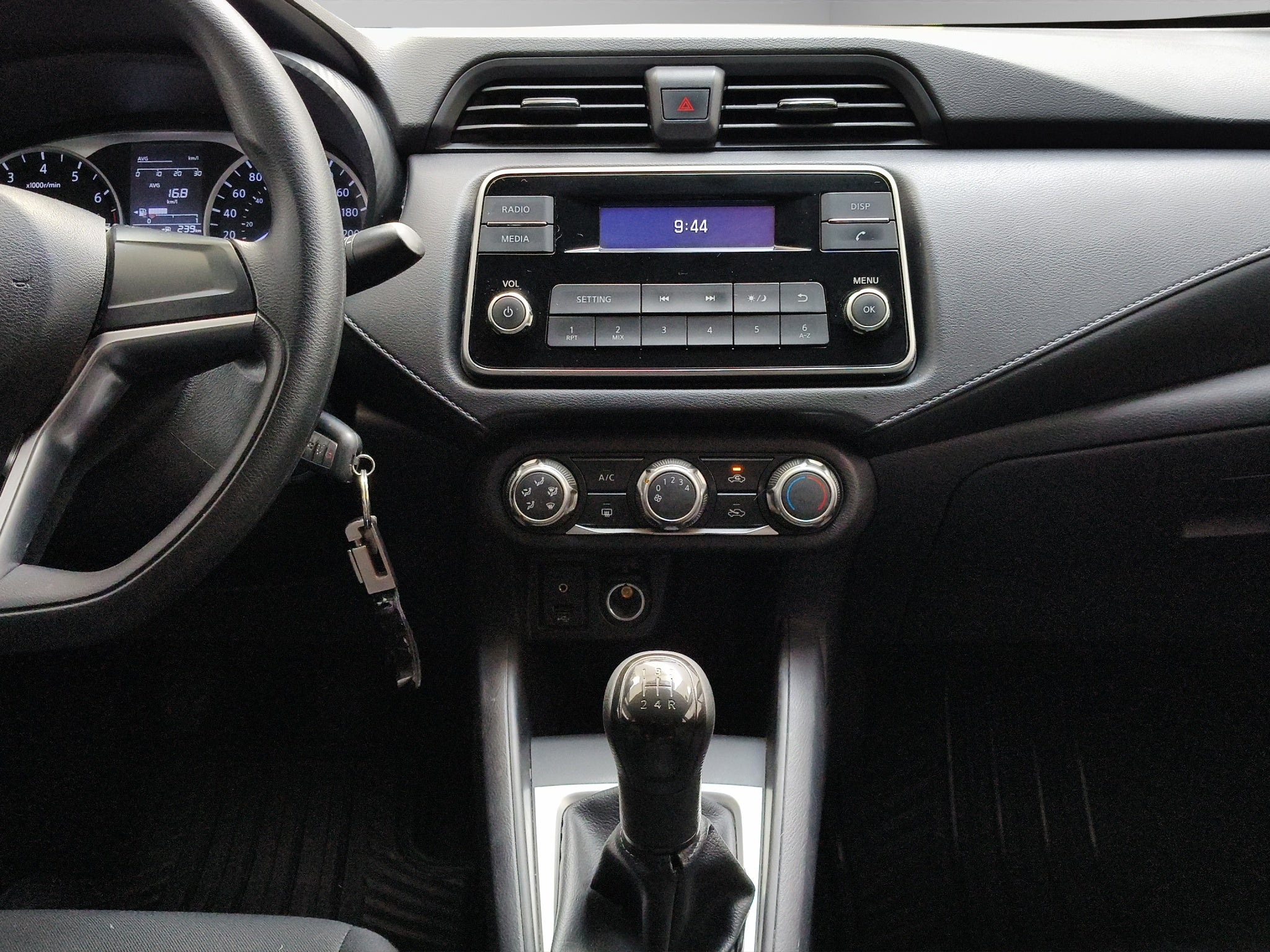 2022 Nissan Versa 4 pts. Sense, TM5, a/ac., VE, R-15 (línea anterior)
