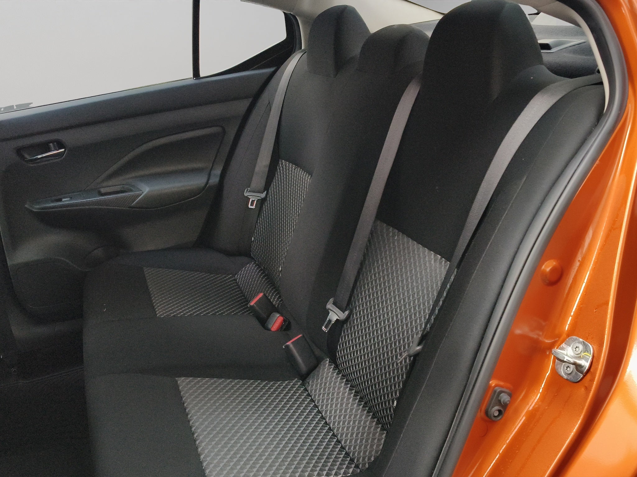 2022 Nissan Versa 4 pts. Sense, TM5, a/ac., VE, R-15 (línea anterior)