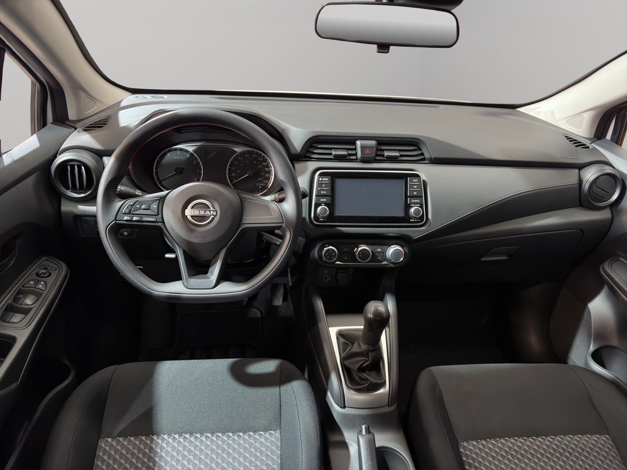 2024 Nissan Versa 4 pts. Sense, TM5, a/ac., R-15