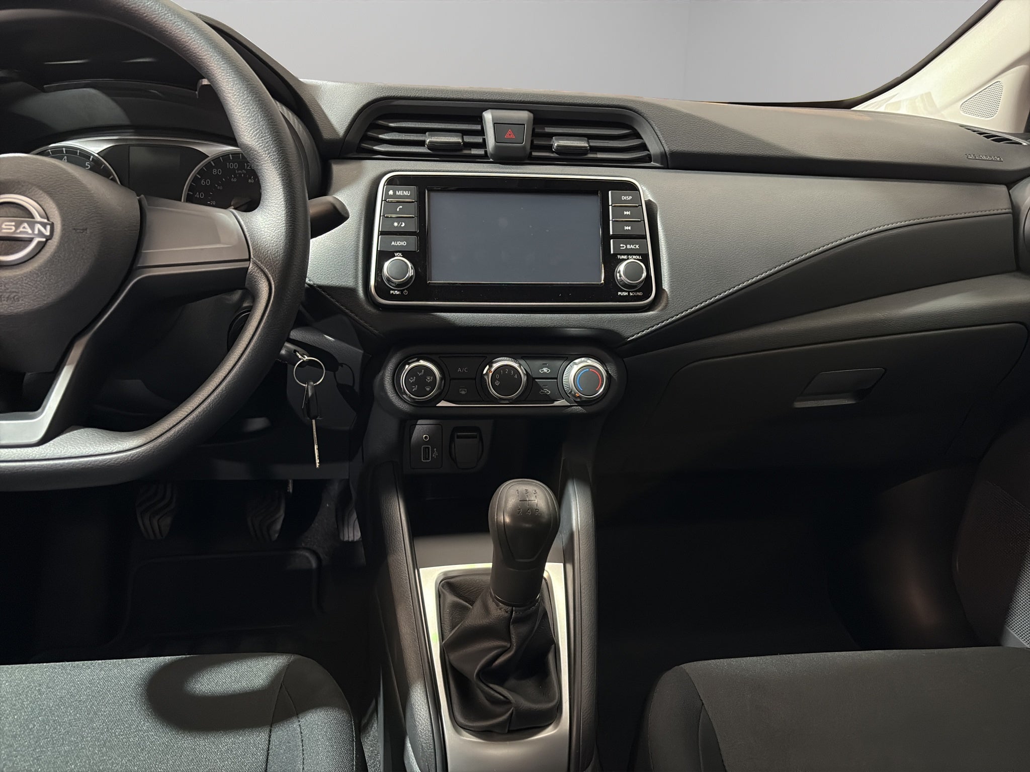 2024 Nissan Versa 4 pts. Sense, TM5, a/ac., R-15