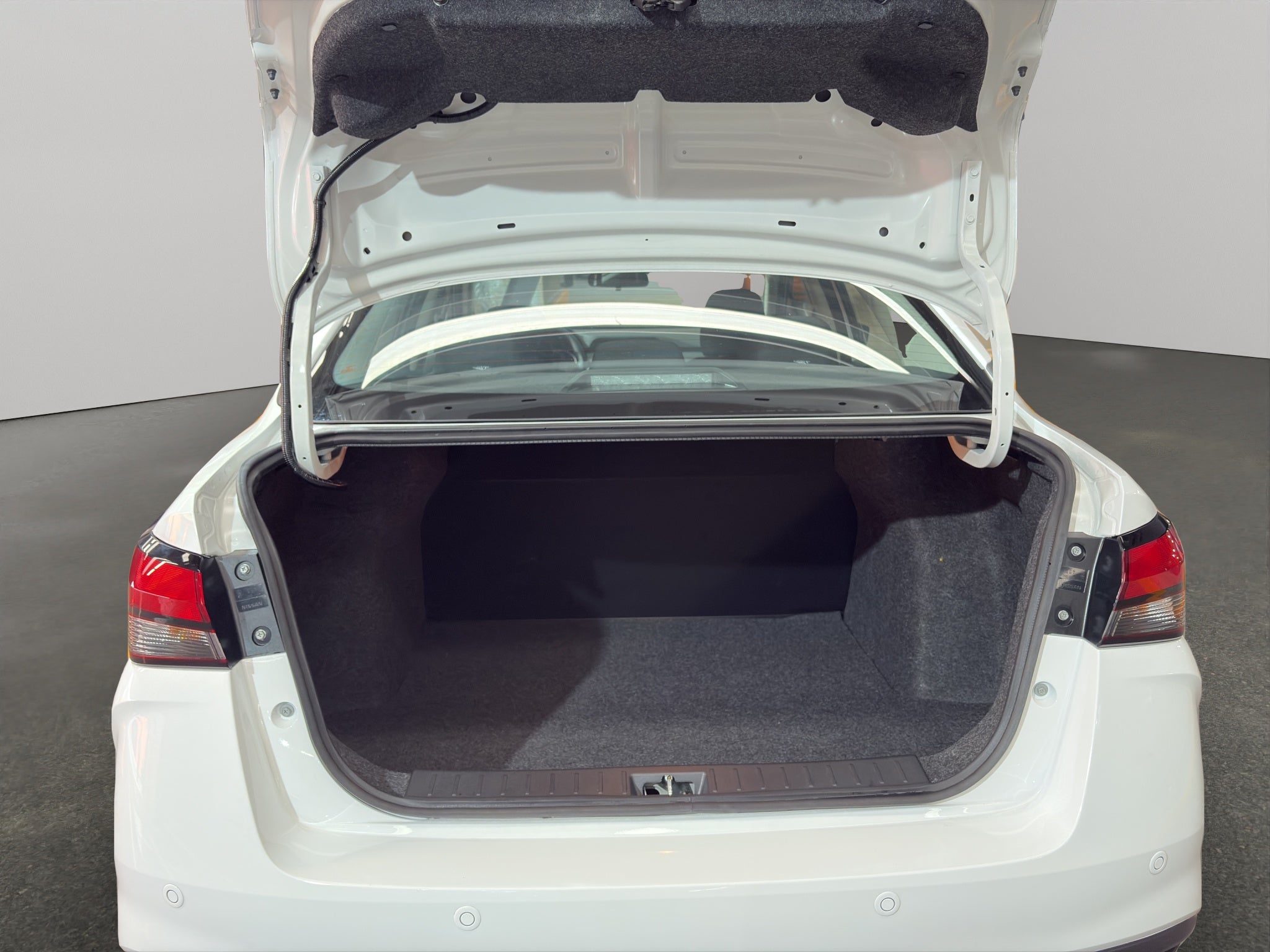 2024 Nissan Versa 4 pts. Sense, TM5, a/ac., R-15