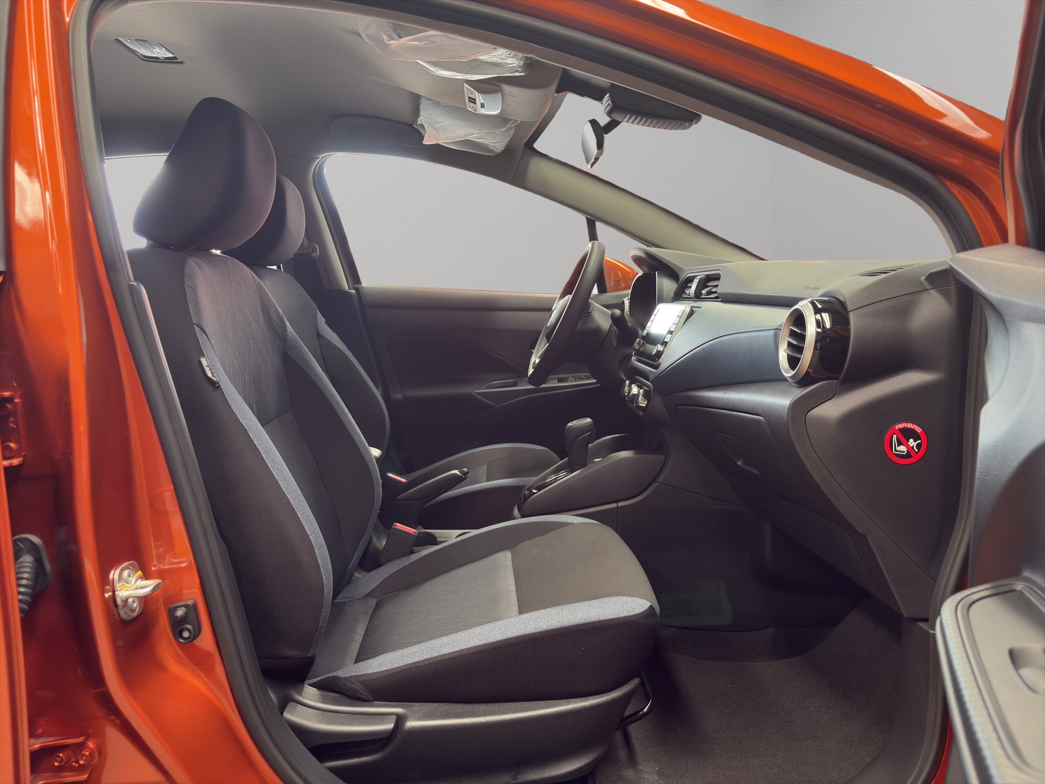 2024 Nissan Versa 4 pts. Advance, CVT, a/ac., f. niebla, RA-16