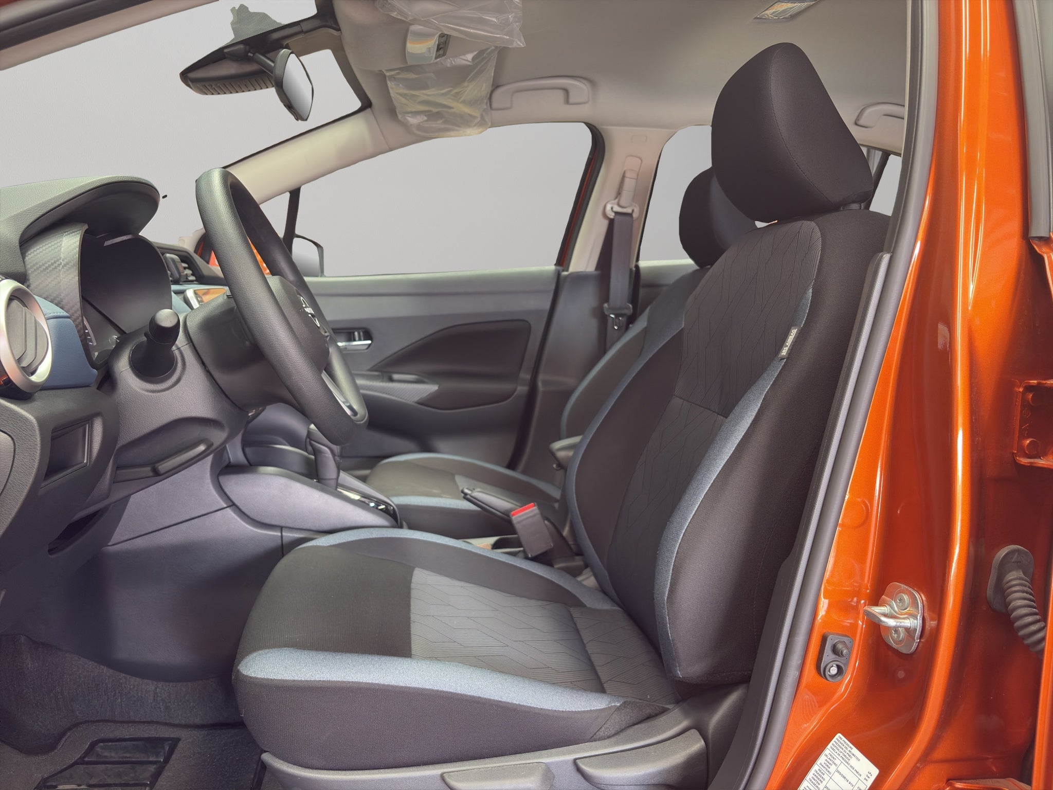 2024 Nissan Versa 4 pts. Advance, CVT, a/ac., f. niebla, RA-16