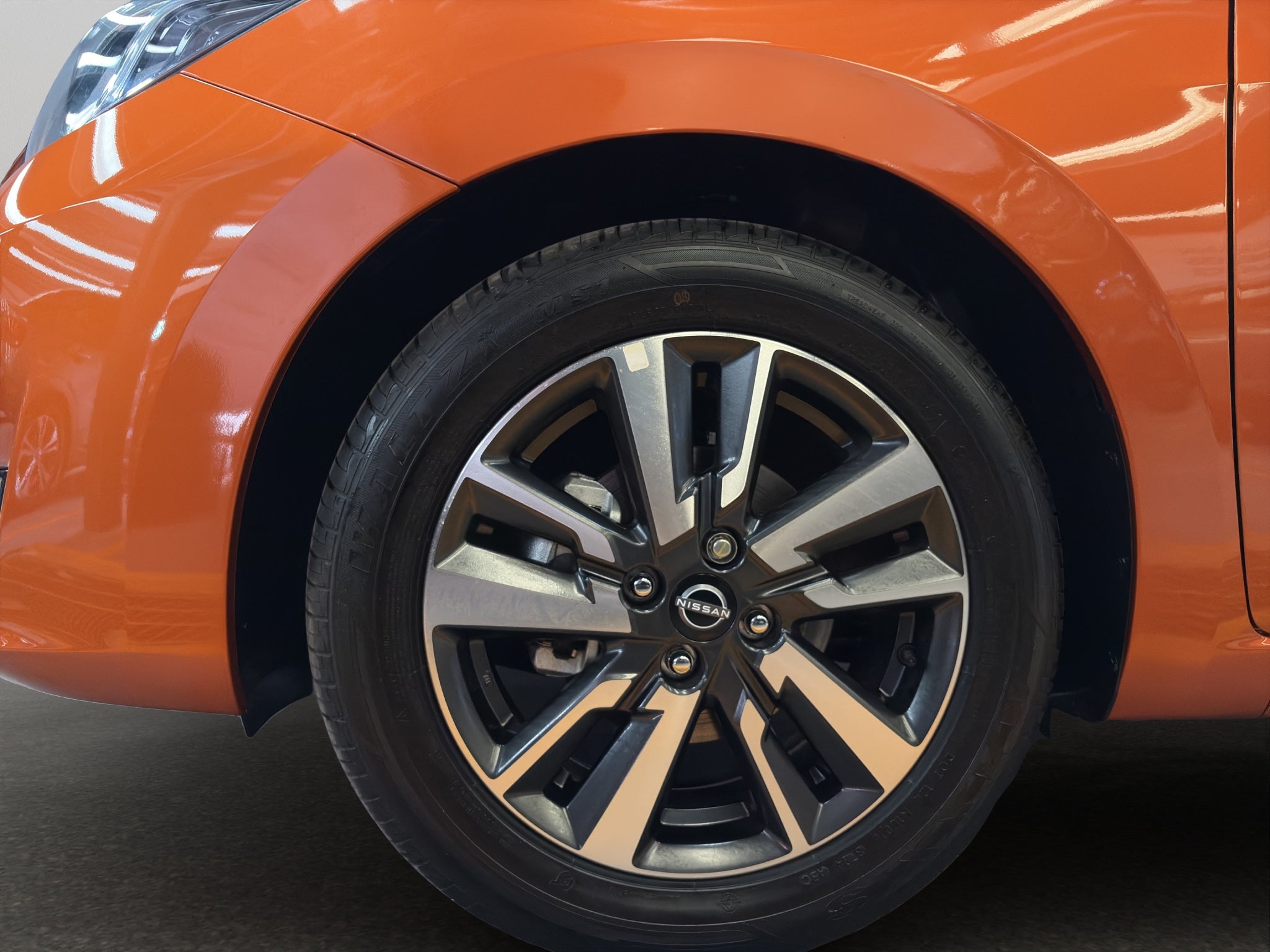 2024 Nissan Versa 4 pts. Advance, CVT, a/ac., f. niebla, RA-16