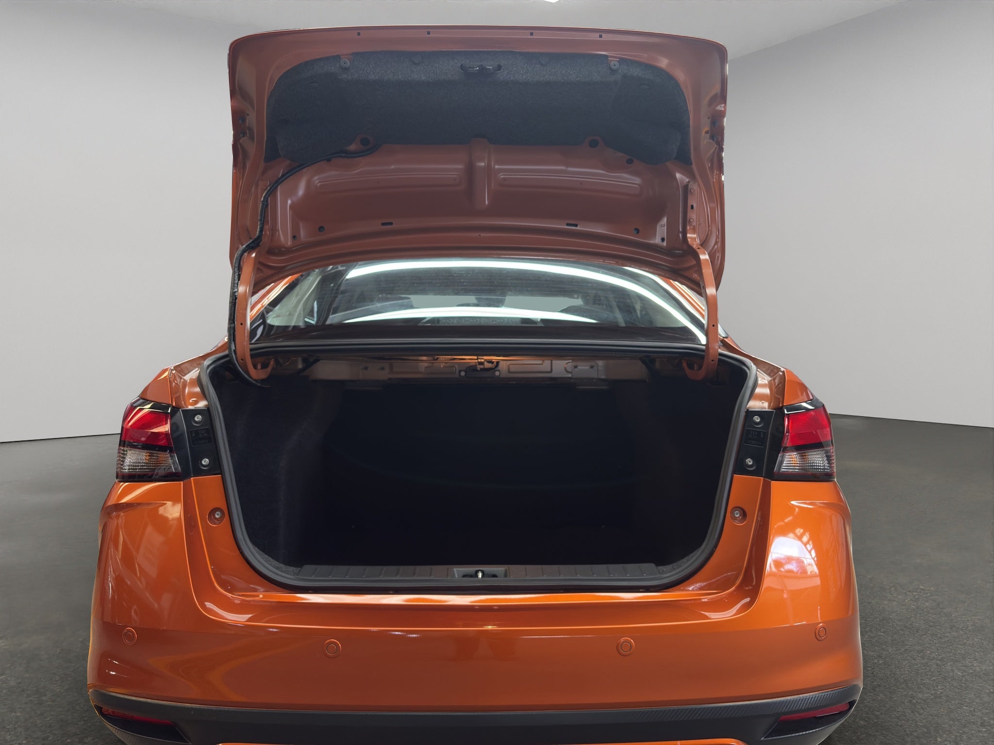 2024 Nissan Versa 4 pts. Advance, CVT, a/ac., f. niebla, RA-16