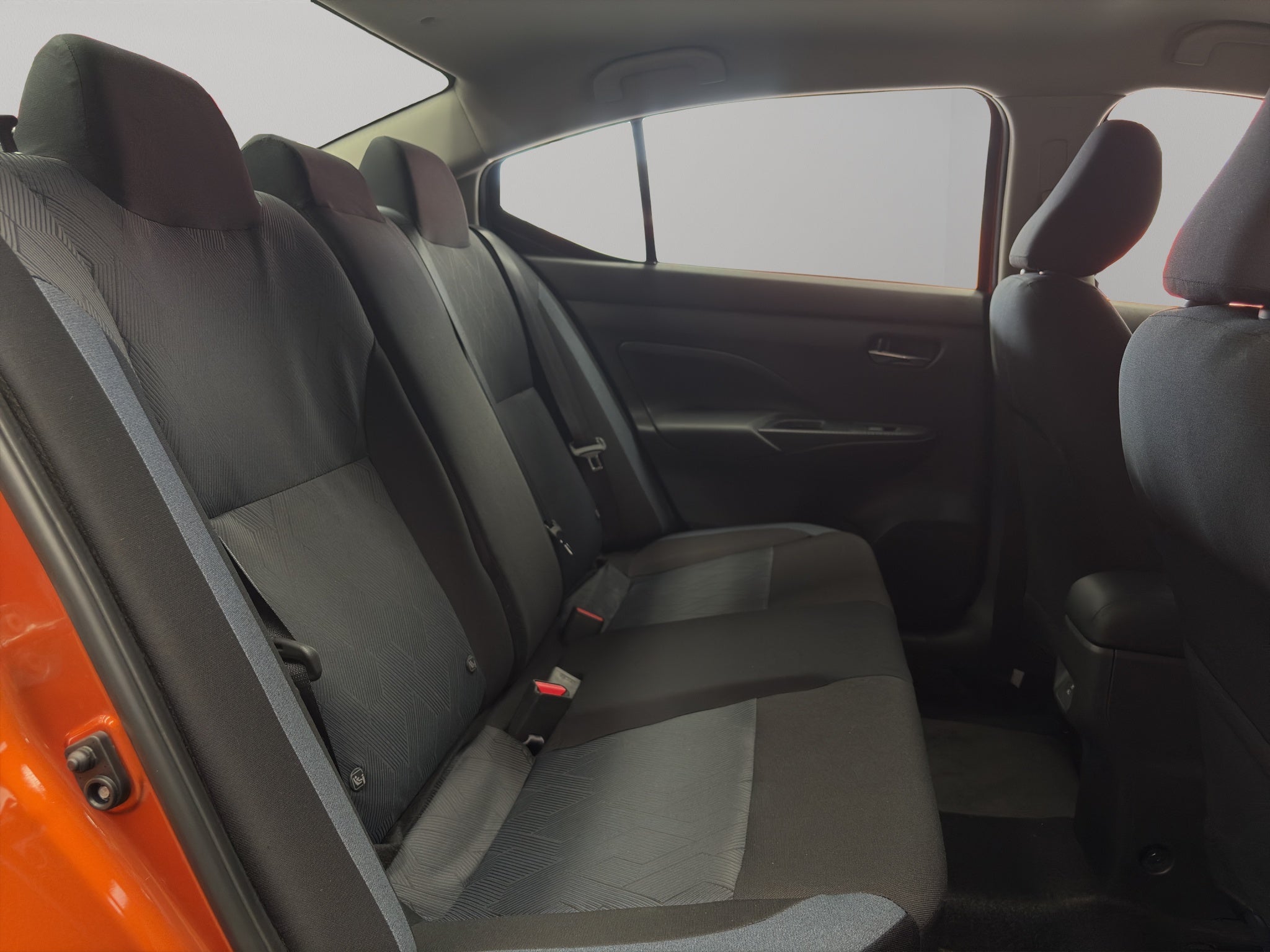 2024 Nissan Versa 4 pts. Advance, CVT, a/ac., f. niebla, RA-16