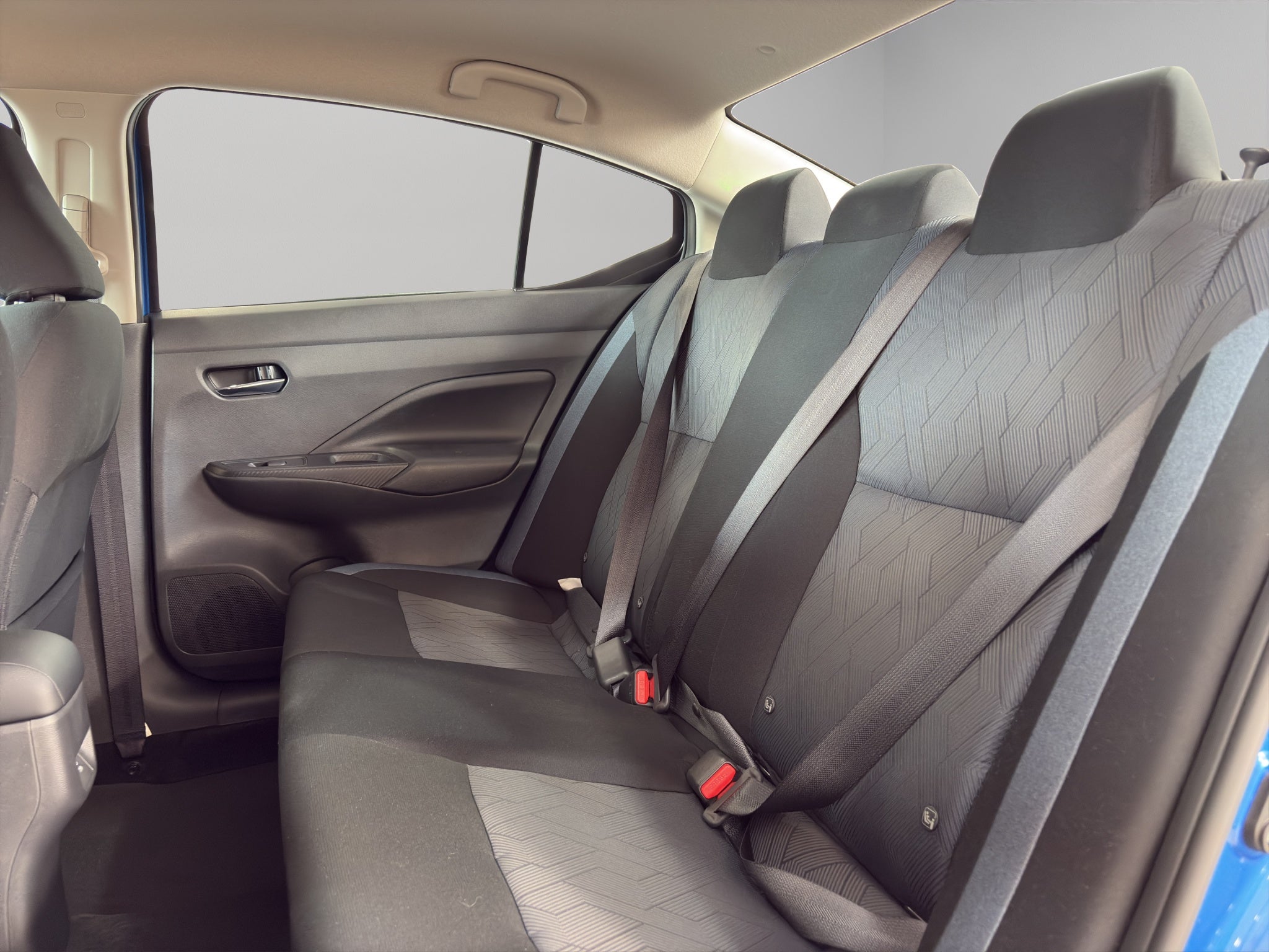 2024 Nissan Versa 4 pts. Advance, CVT, a/ac., f. niebla, RA-16