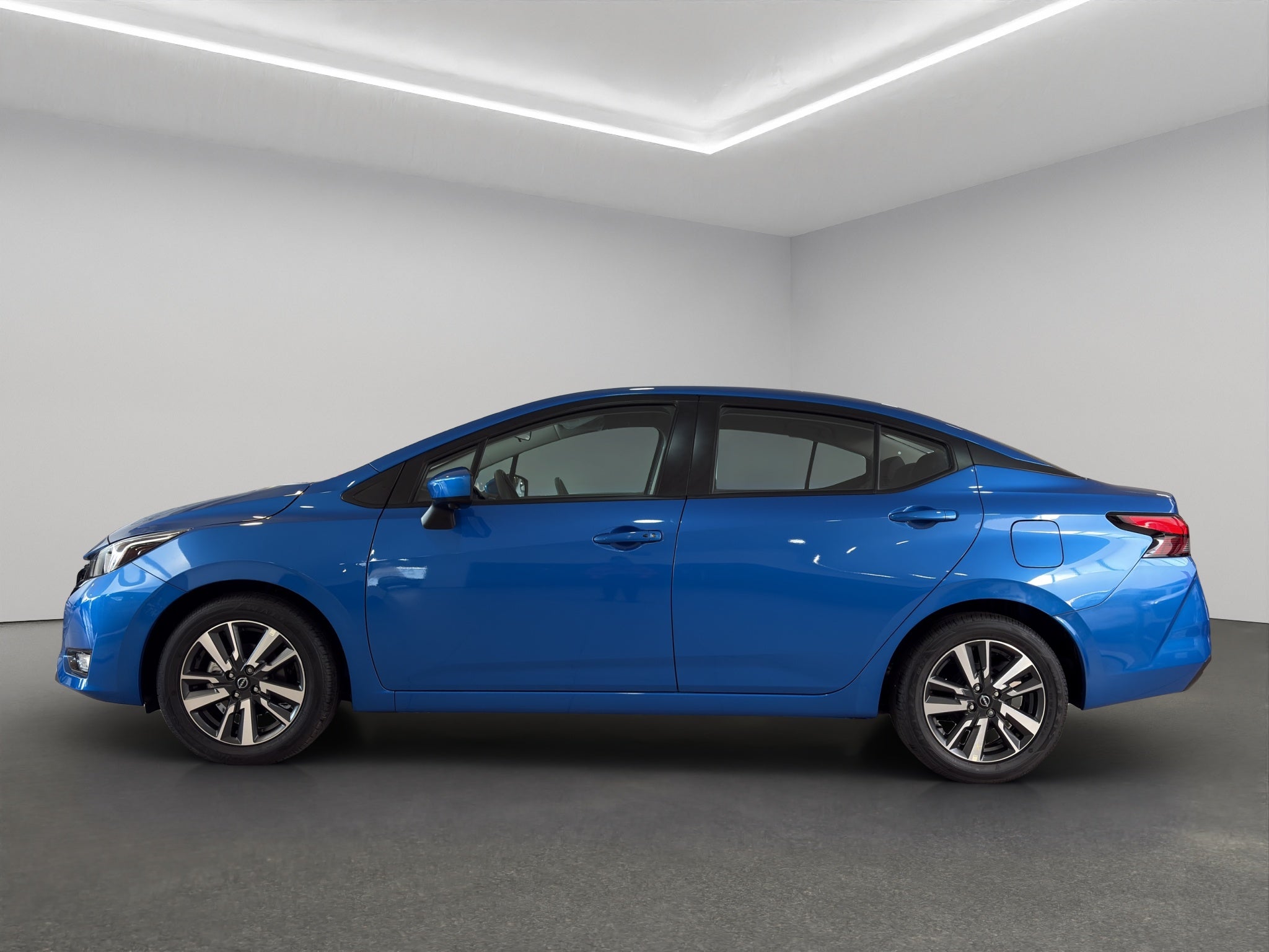 2024 Nissan Versa 4 pts. Advance, CVT, a/ac., f. niebla, RA-16