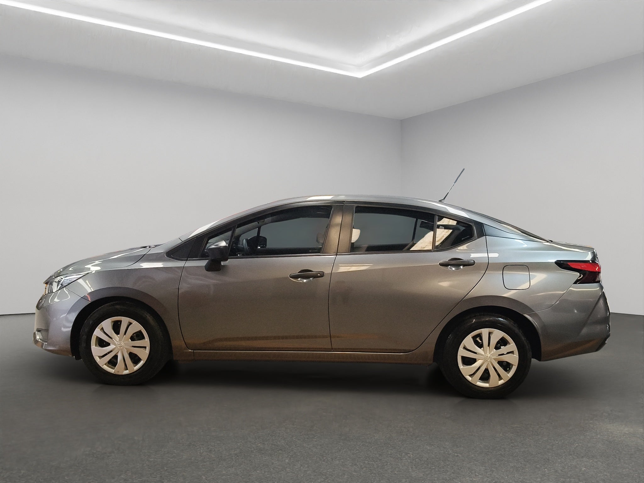 2024 Nissan Versa 4 pts. Sense, TM5, a/ac., R-15