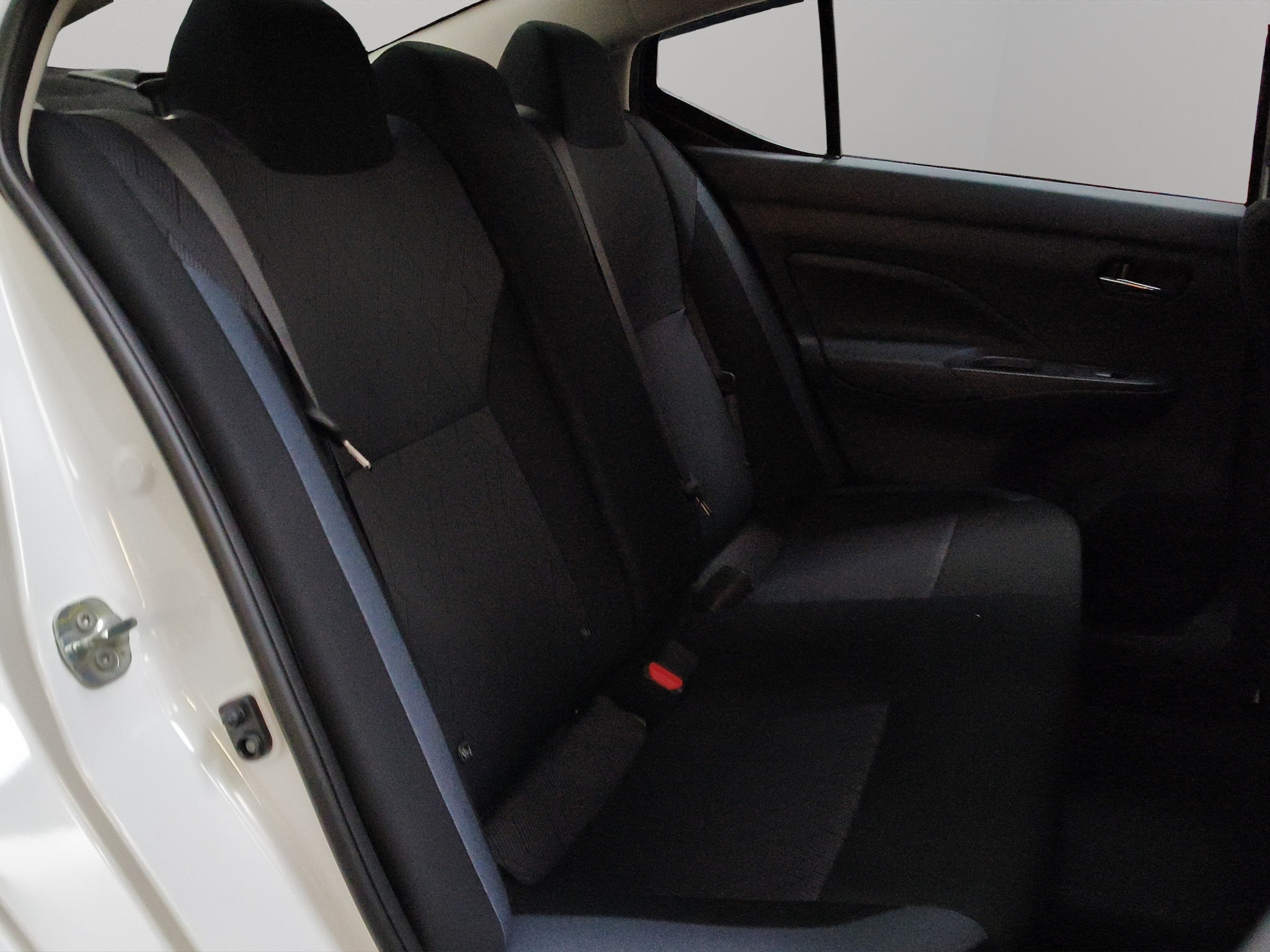 2025 Nissan Versa 4 pts. Sense, TM5, a/ac., R-15 (línea anterior)