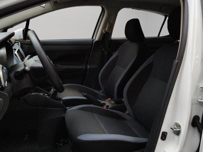 2025 Nissan Versa 4 pts. Sense, TM5, a/ac., R-15 (línea anterior)