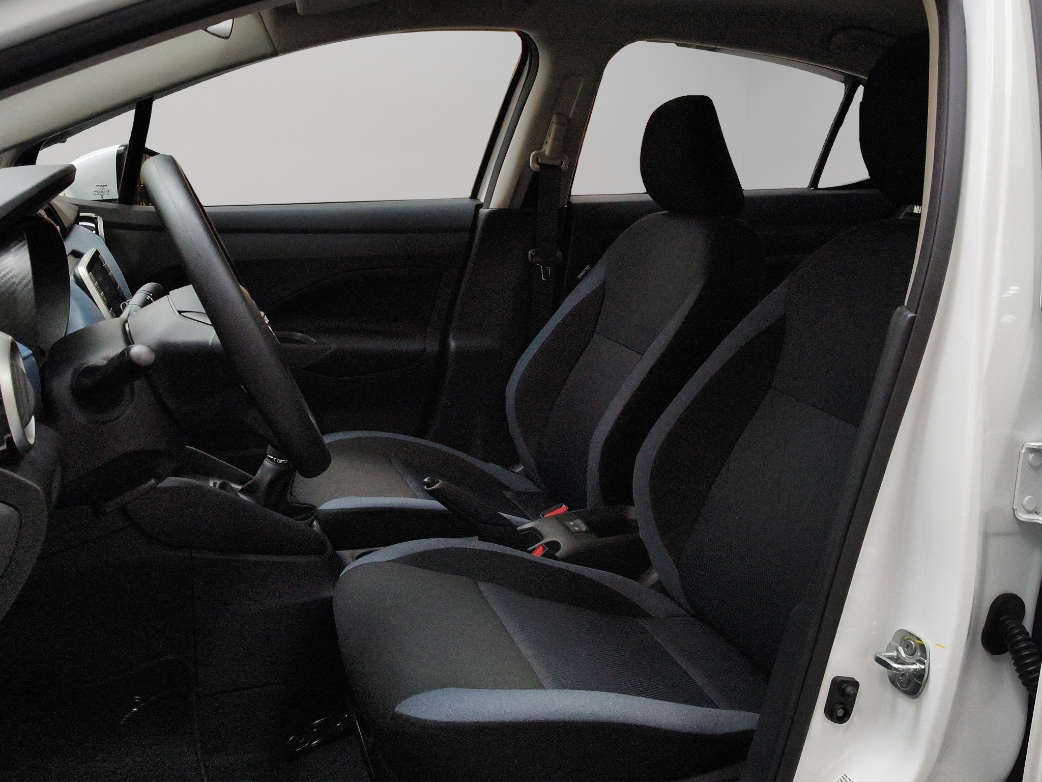 2025 Nissan Versa 4 pts. Sense, TM5, a/ac., R-15 (línea anterior)