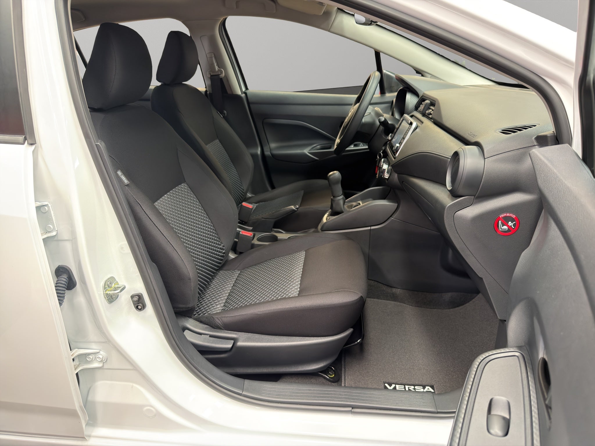 2024 Nissan Versa 4 pts. Sense, TM5, a/ac., R-15