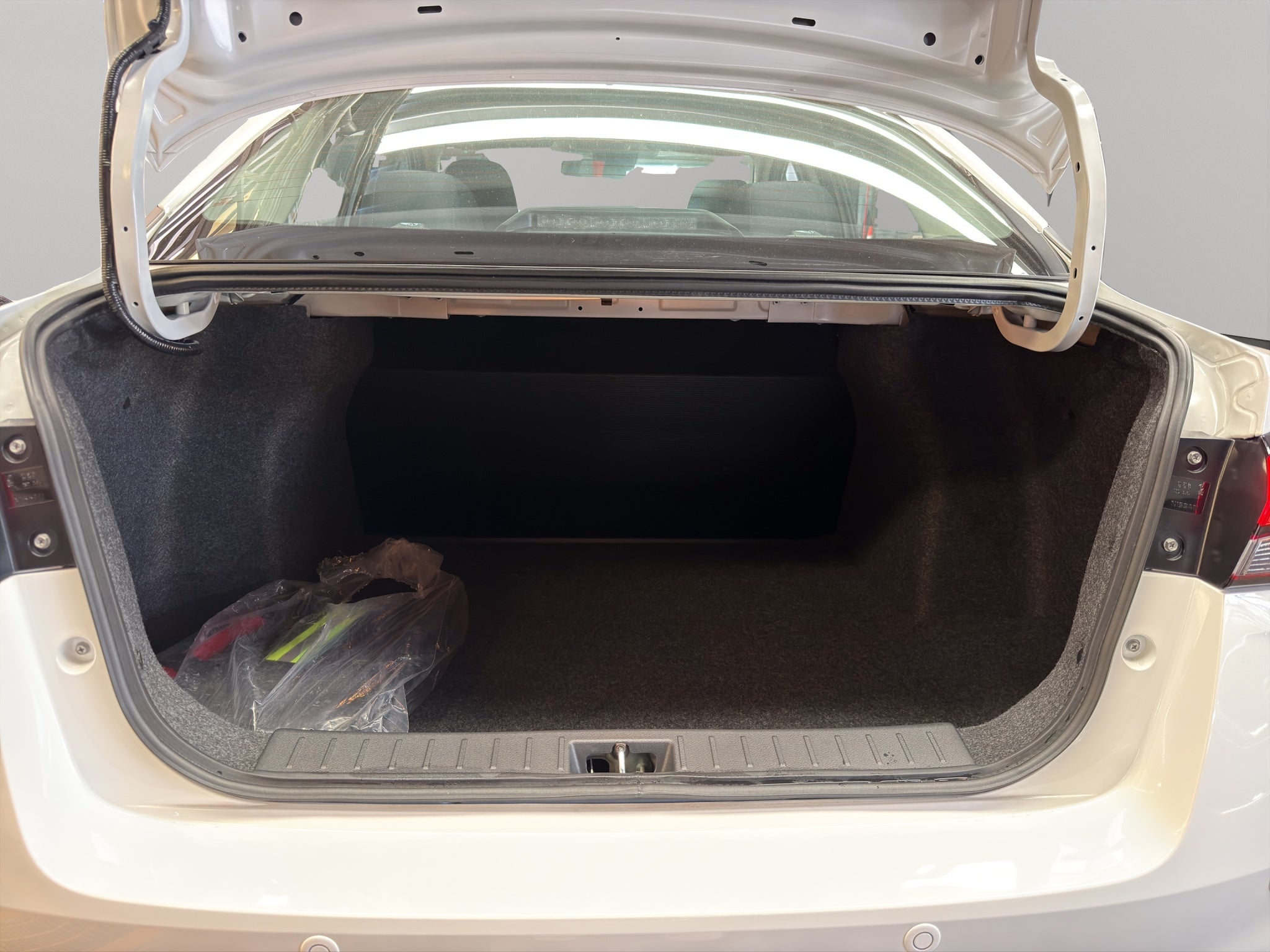 2024 Nissan Versa 4 pts. Sense, TM5, a/ac., R-15