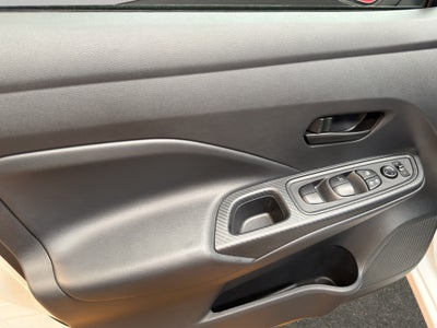 2024 Nissan Versa 4 pts. Sense, TM5, a/ac., R-15