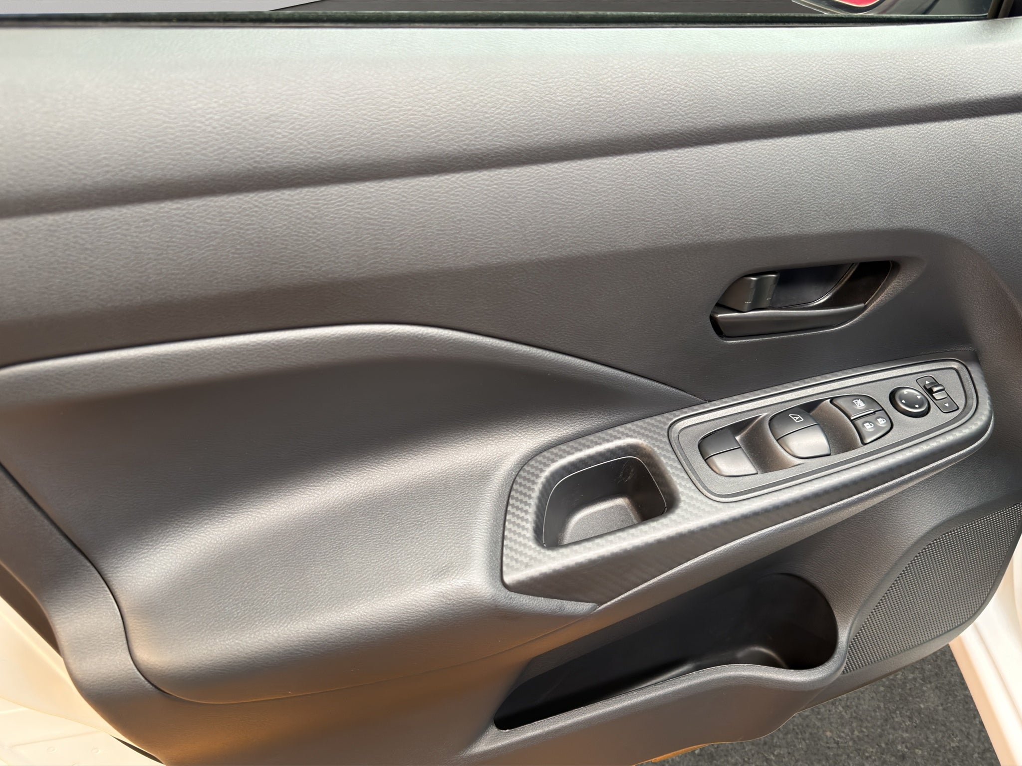 2024 Nissan Versa 4 pts. Sense, TM5, a/ac., R-15