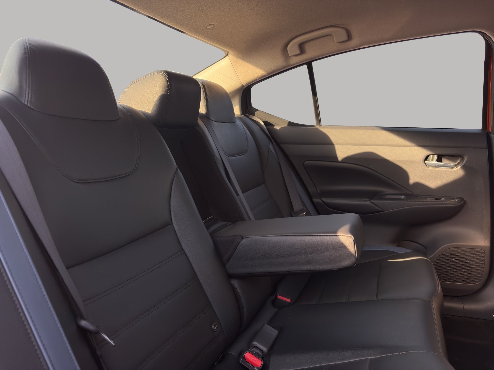 2024 Nissan Versa 4 pts. Exclusive, CVT, a/ac. Aut., piel, f. niebla, f. led, RA-17