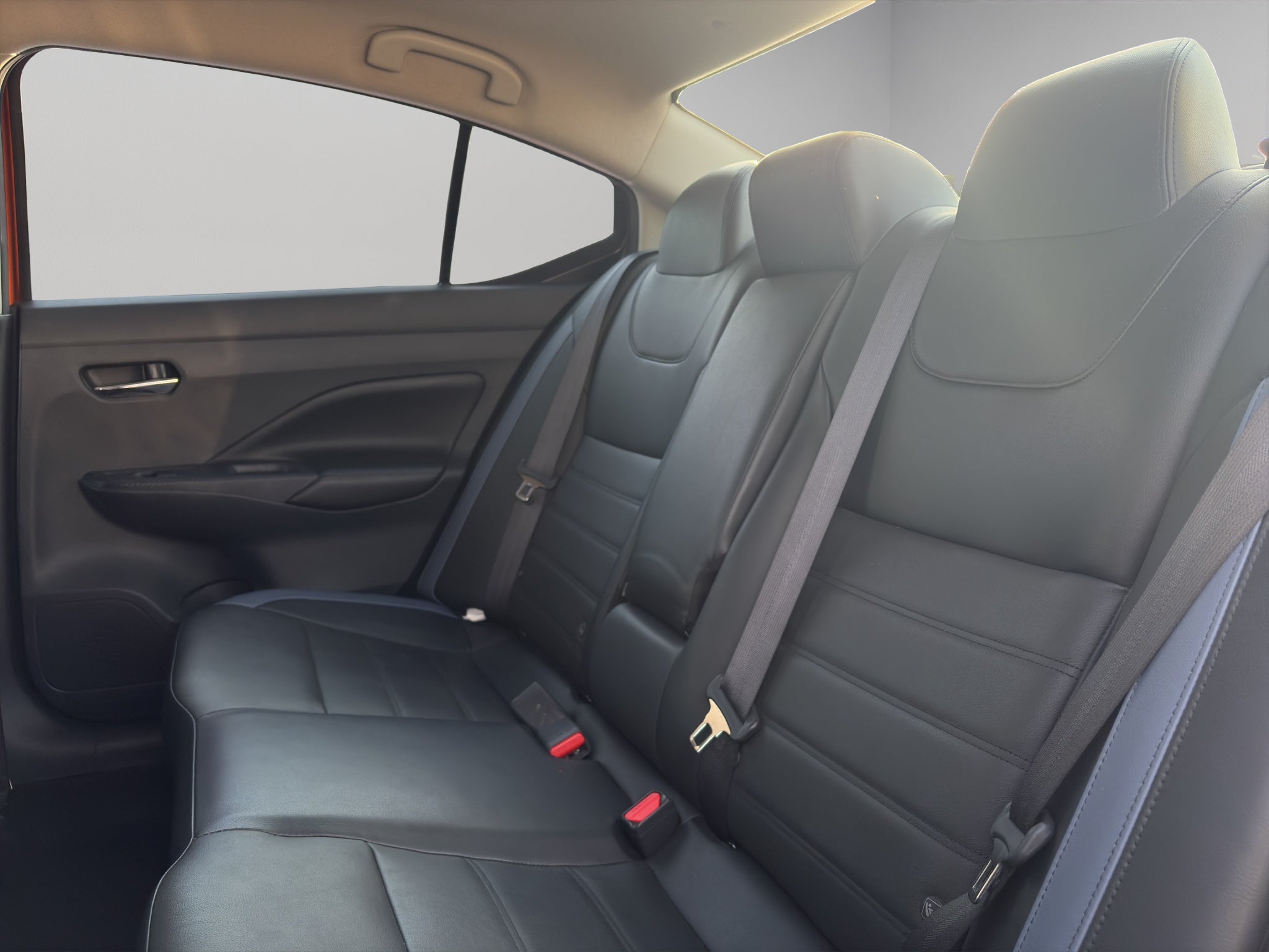 2024 Nissan Versa 4 pts. Exclusive, CVT, a/ac. Aut., piel, f. niebla, f. led, RA-17