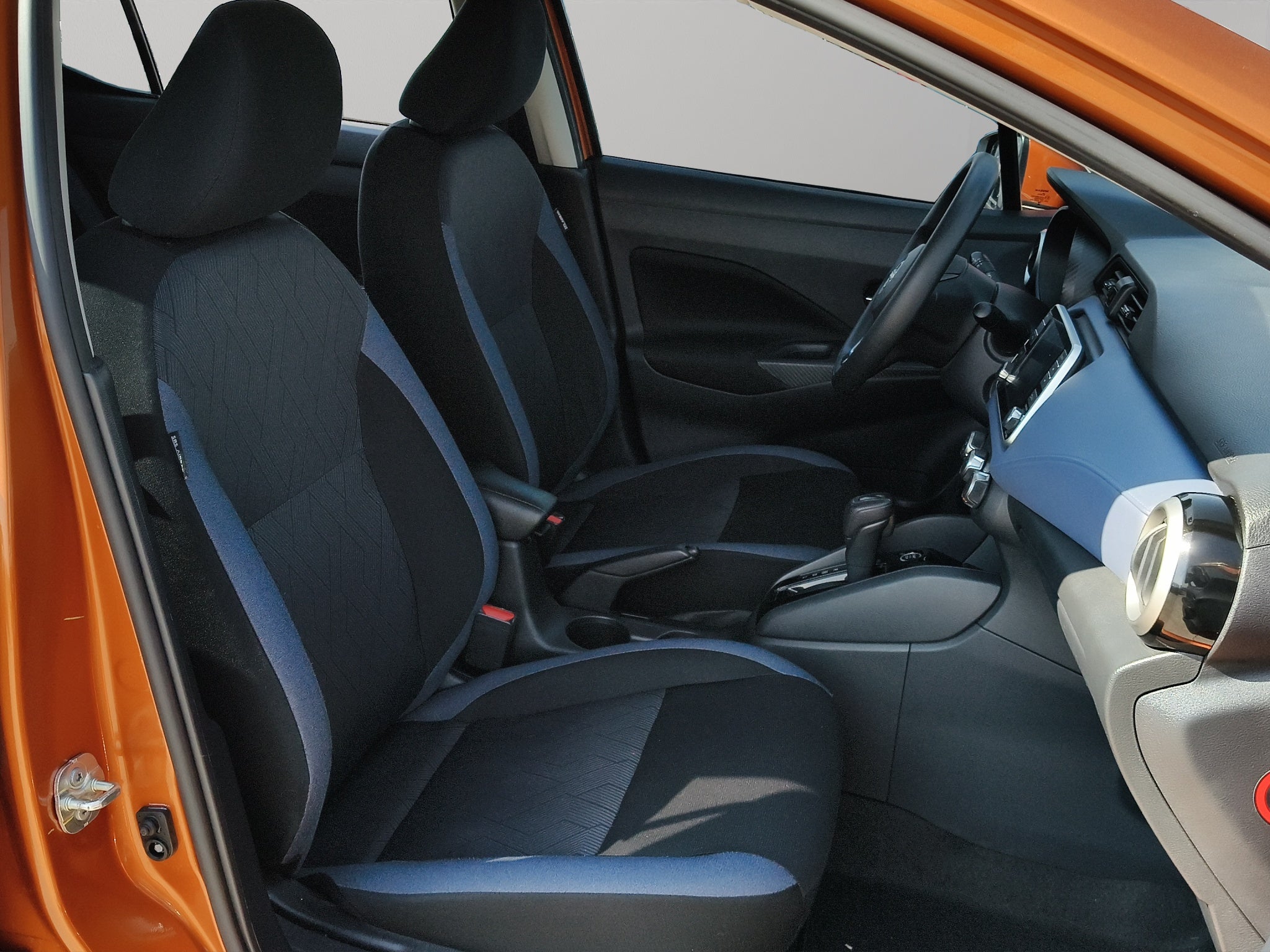 2024 Nissan Versa 4 pts. Advance, CVT, a/ac., f. niebla, RA-16