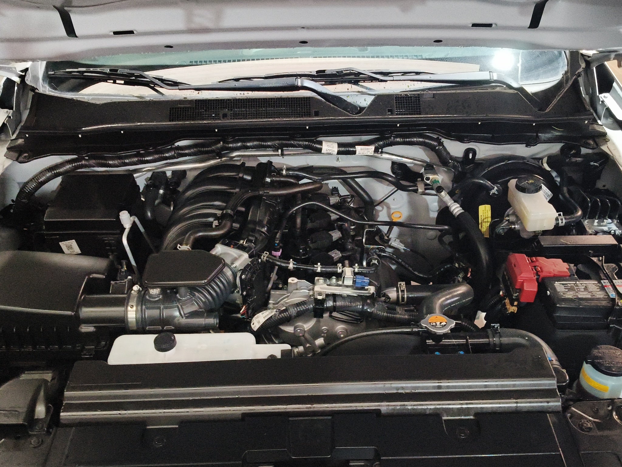 2024 Nissan Comerciales NP300 2 pts. Pick-Up, Cab. Sencilla, TM6, a/ac.