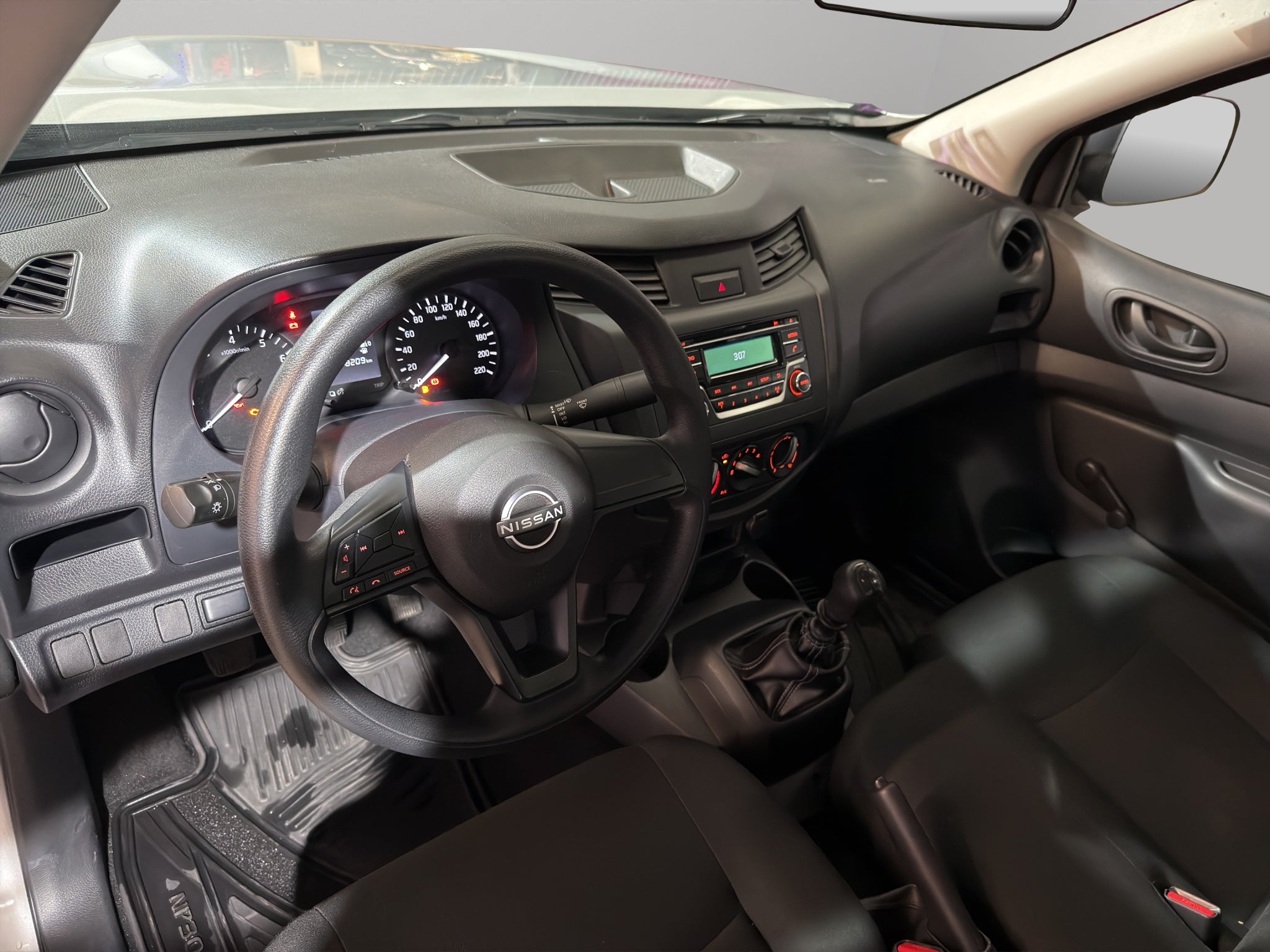 2024 Nissan Comerciales NP300 2 pts. Chas. Cab., TM6