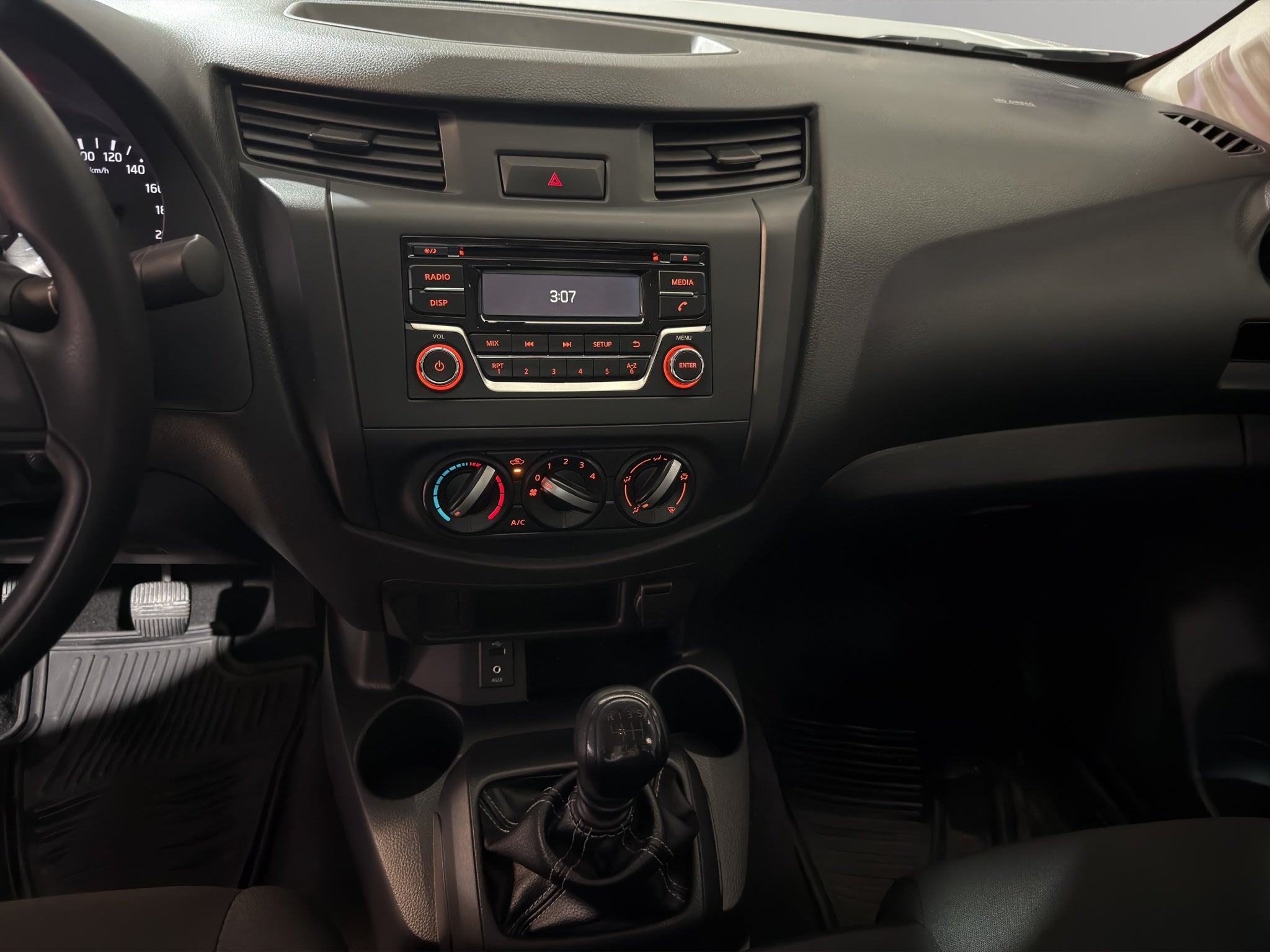 2024 Nissan Comerciales NP300 2 pts. Chas. Cab., TM6