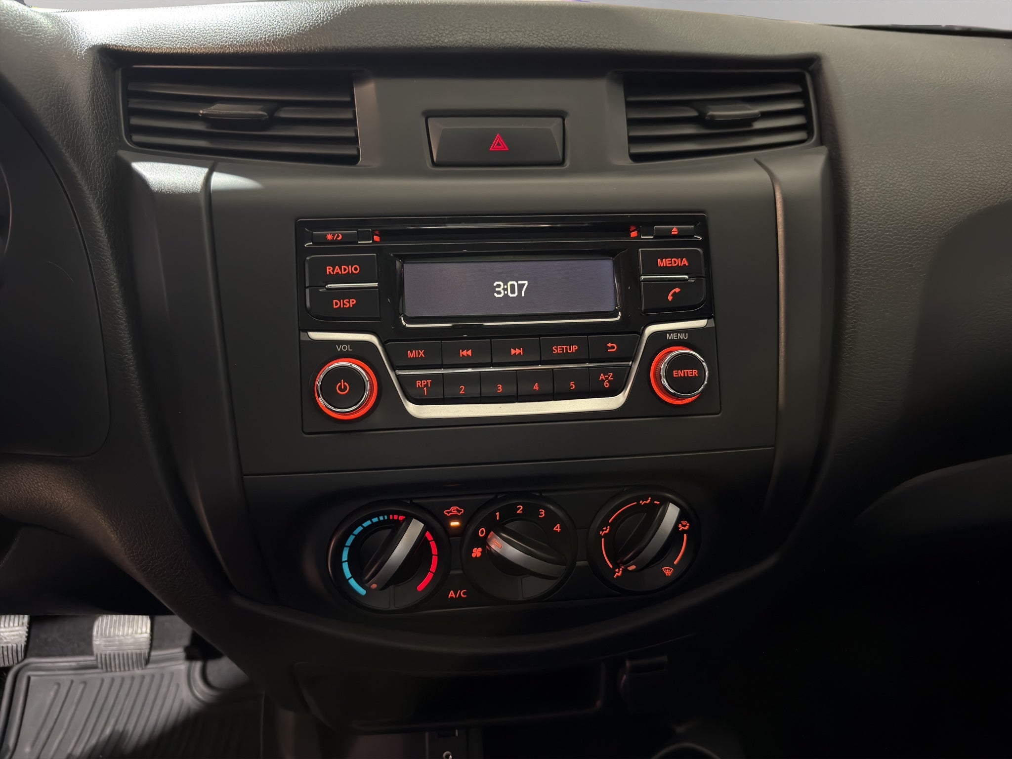 2024 Nissan Comerciales NP300 2 pts. Chas. Cab., TM6