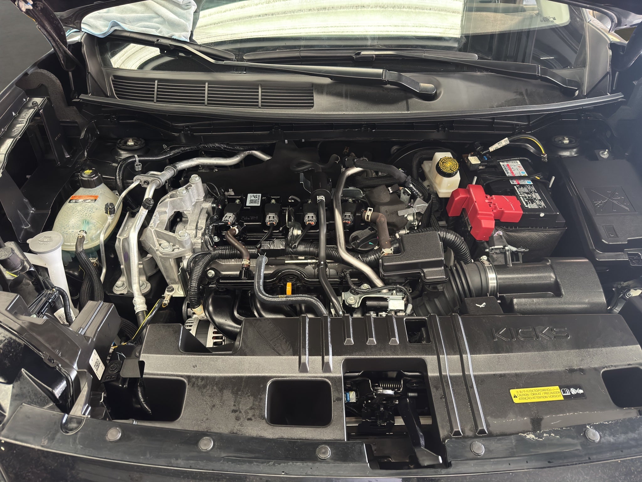 2025 Nissan Kicks VUD 5 pts. Advance, 2.0l, TA, RA-17 (línea nueva)