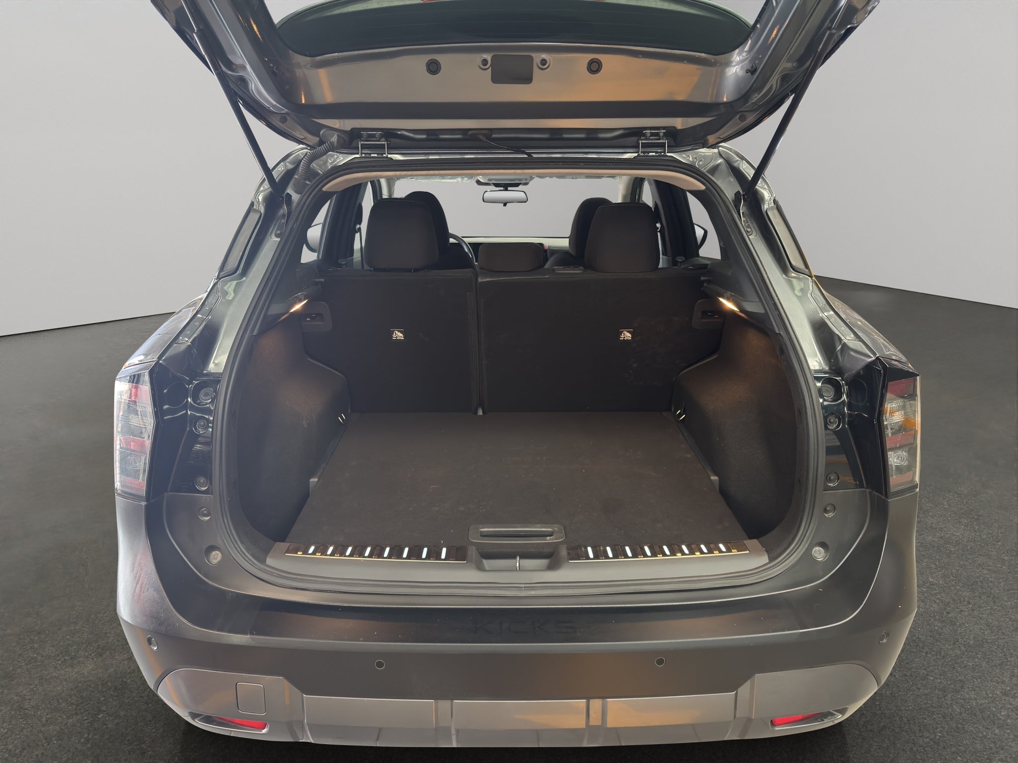 2025 Nissan Kicks VUD 5 pts. Advance, 2.0l, TA, RA-17 (línea nueva)