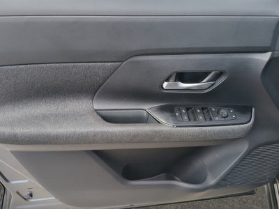 2025 Nissan Kicks VUD 5 pts. Advance, 2.0l, TA, RA-17 (línea nueva)