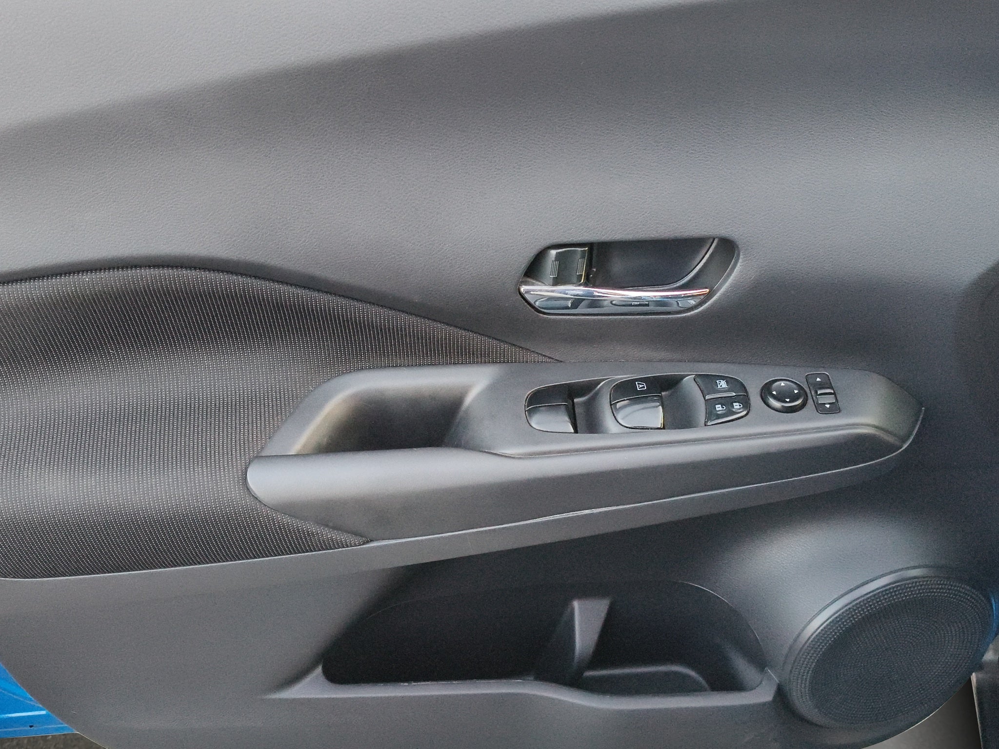 2024 Nissan Kicks VUD 5 pts. Advance, 1.6l, TM5, a/ac., VE, RA-16 (línea anterior)