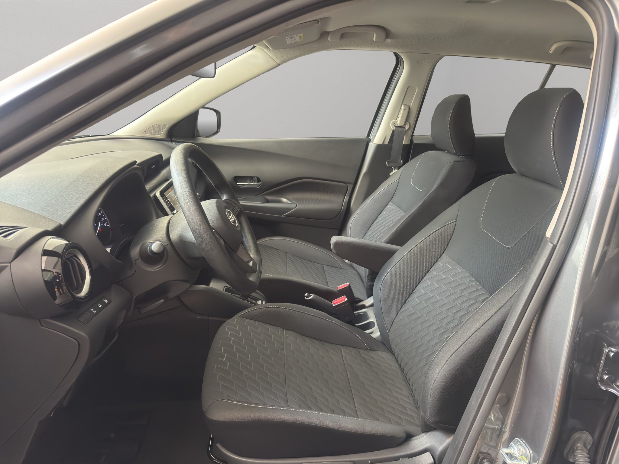 2025 Nissan Kicks VUD 5pts. Play Advance, 1.6l, CVT, RA-17 (línea nueva)