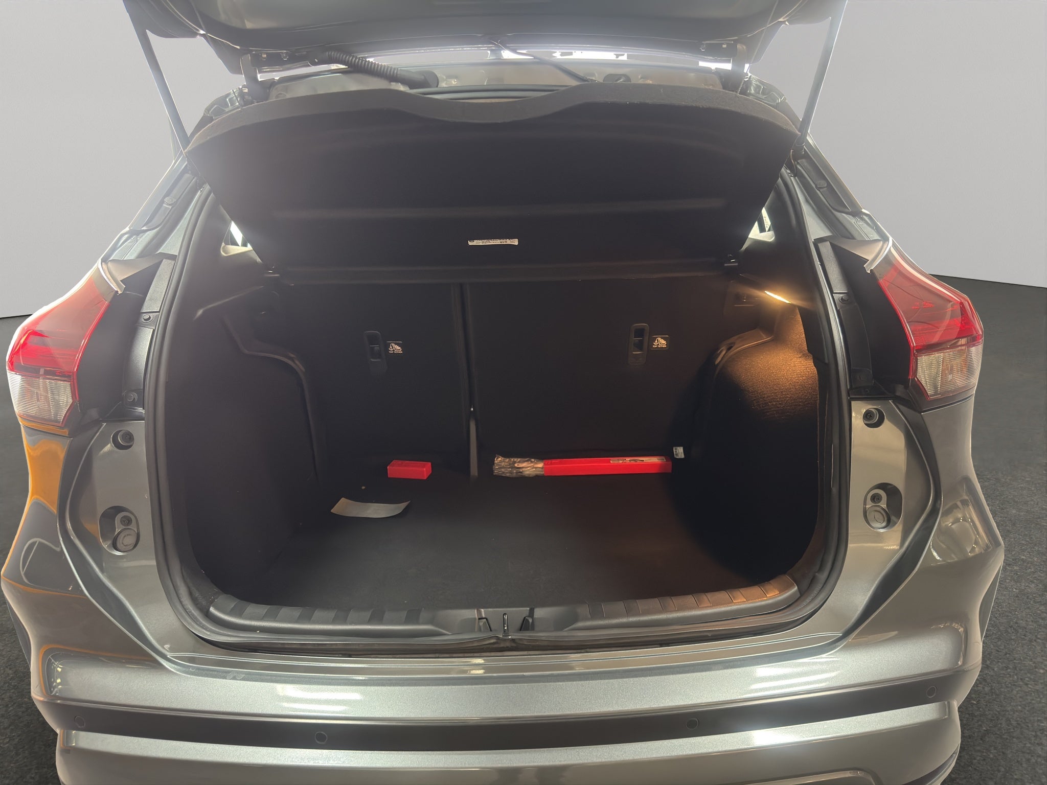 2025 Nissan Kicks VUD 5pts. Play Advance, 1.6l, CVT, RA-17 (línea nueva)