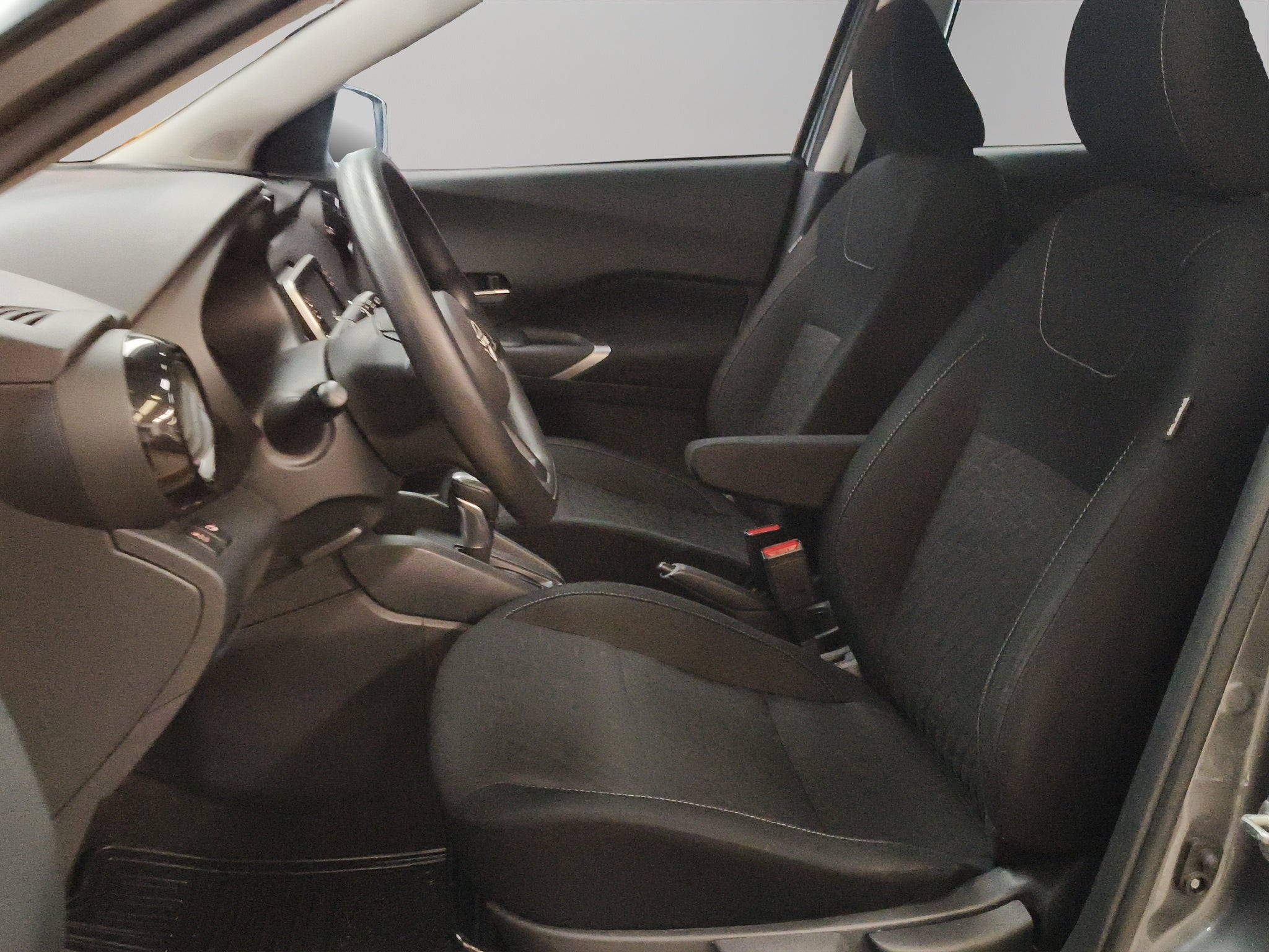 2024 Nissan Kicks VUD 5 pts. Advance, 1.6l, CVT, a/ac., VE, RA-16 (línea anterior)