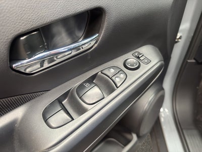 2025 Nissan Kicks VUD 5 pts. Play Advance, 1.6l, CVT, RA-17 (línea nueva)