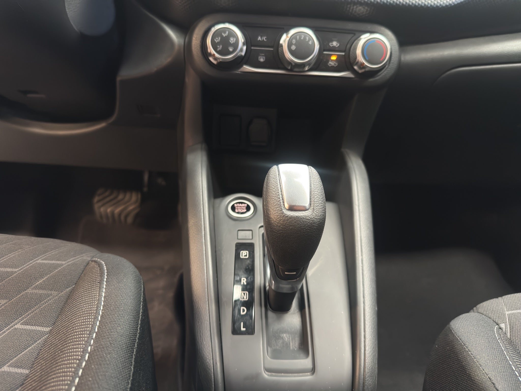 2025 Nissan Kicks VUD 5 pts. Play Advance, 1.6l, CVT, RA-17 (línea nueva)