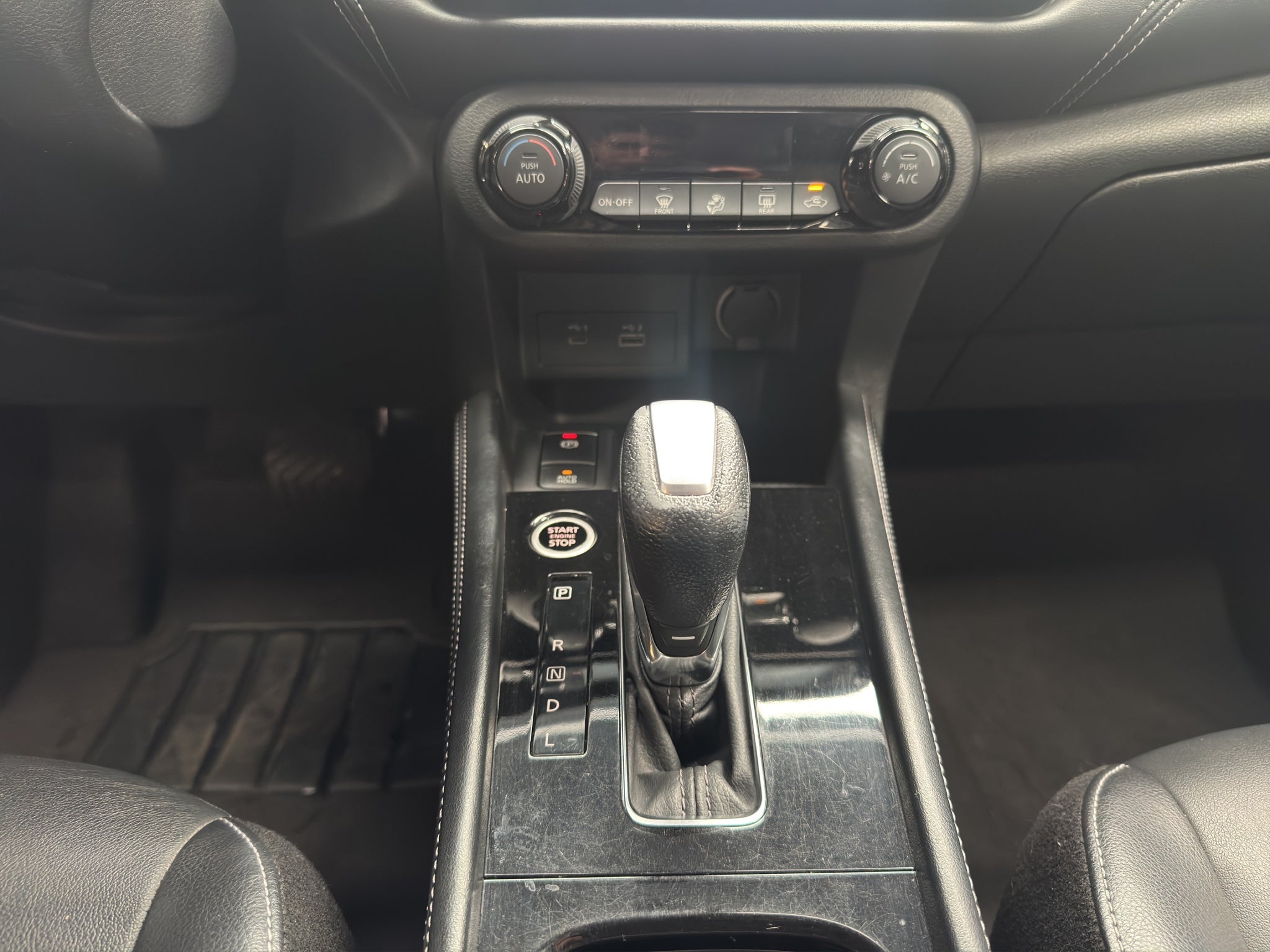 2022 Nissan Kicks VUD 5 pts. Platinum, 1.6l, TA, a/ac. Aut., piel, GPS, RA-18