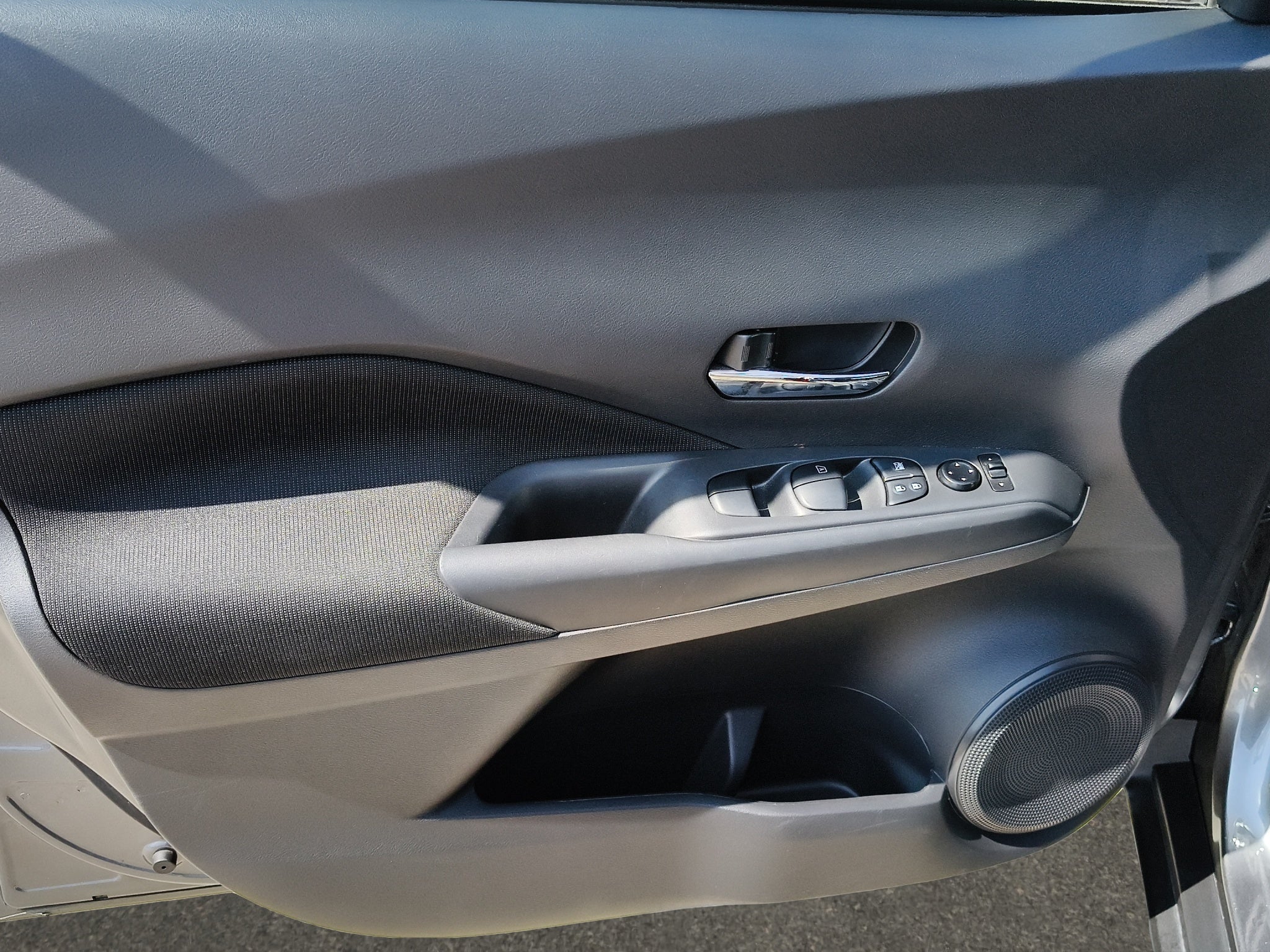 2025 Nissan Kicks VUD 5 pts. Play Advance, 1.6l, CVT, RA-17 (línea nueva)
