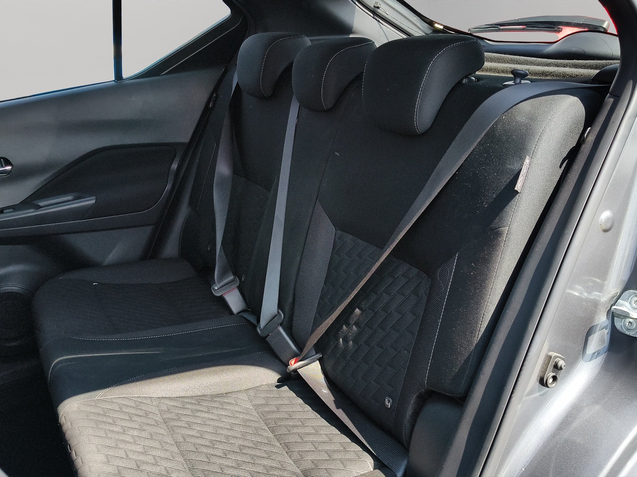 2025 Nissan Kicks VUD 5 pts. Play Advance, 1.6l, CVT, RA-17 (línea nueva)
