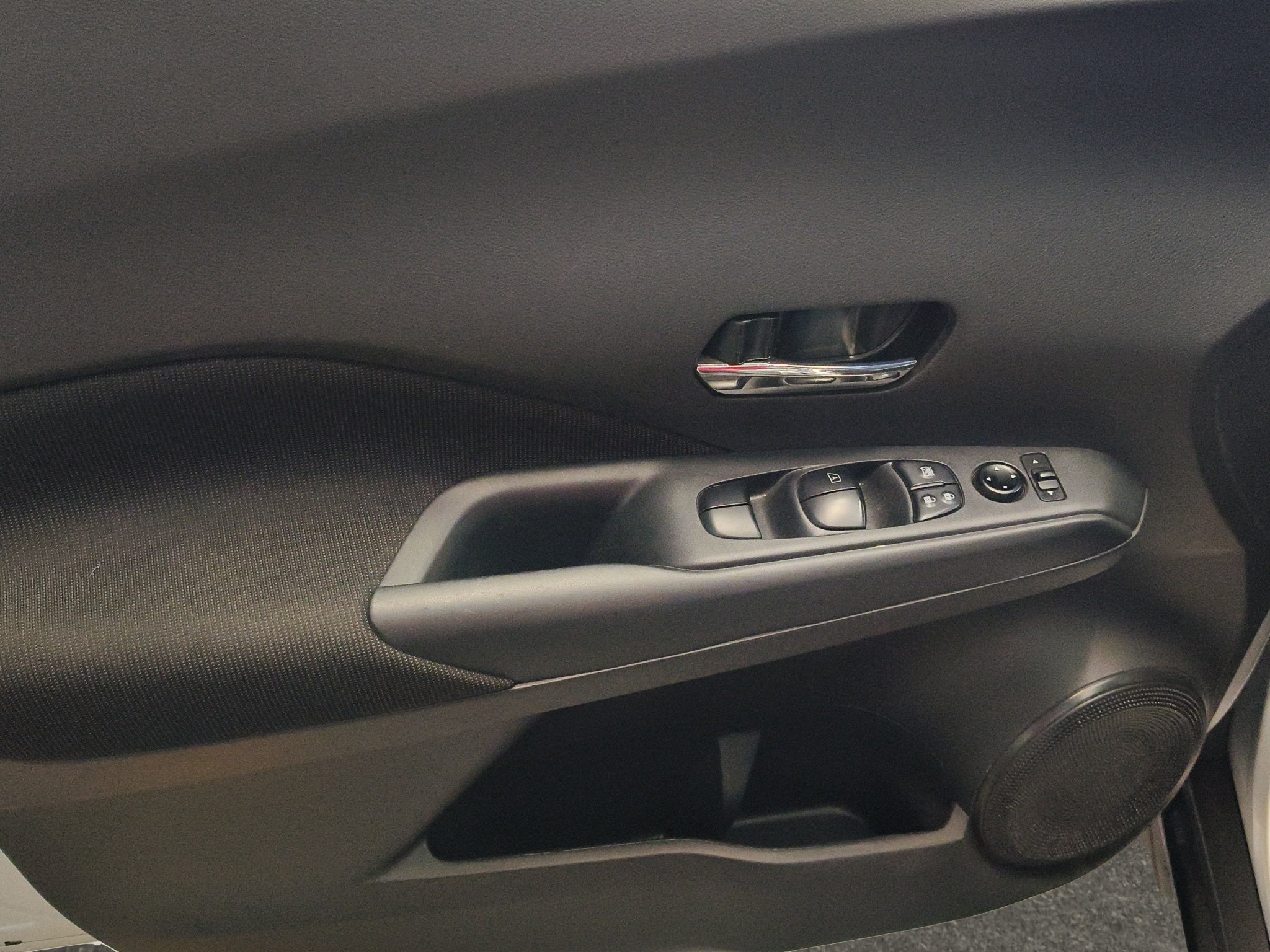 2025 Nissan Kicks VUD 5 pts. Play Advance, 1.6l, CVT, RA-17 (línea nueva)