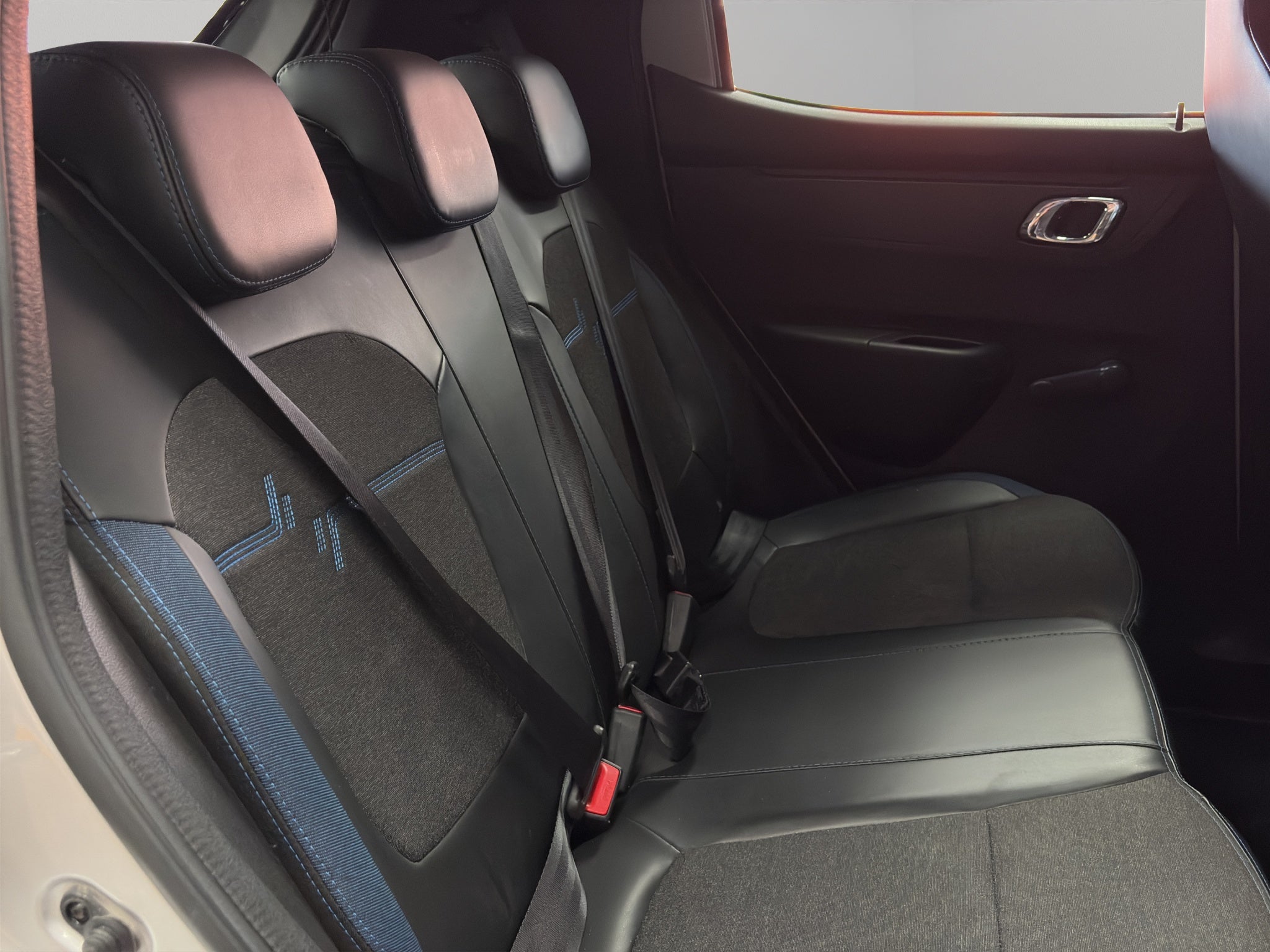 2024 Renault Kwid 5 pts. HB Bitono, TM5, a/ac., pantalla touch 8