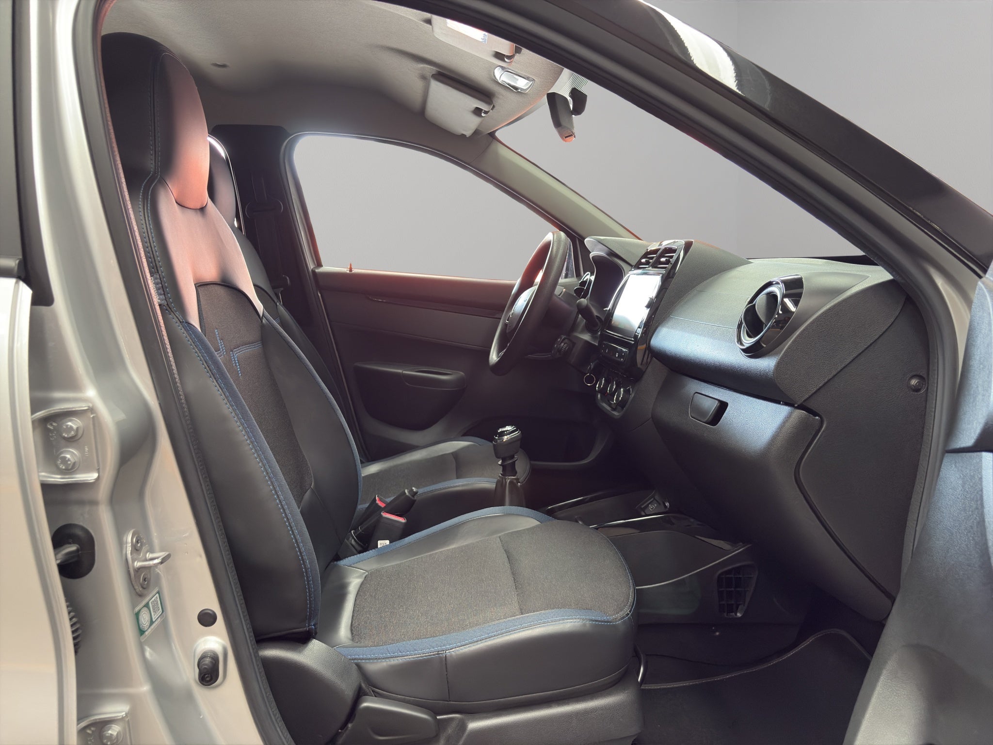 2024 Renault Kwid 5 pts. HB Bitono, TM5, a/ac., pantalla touch 8