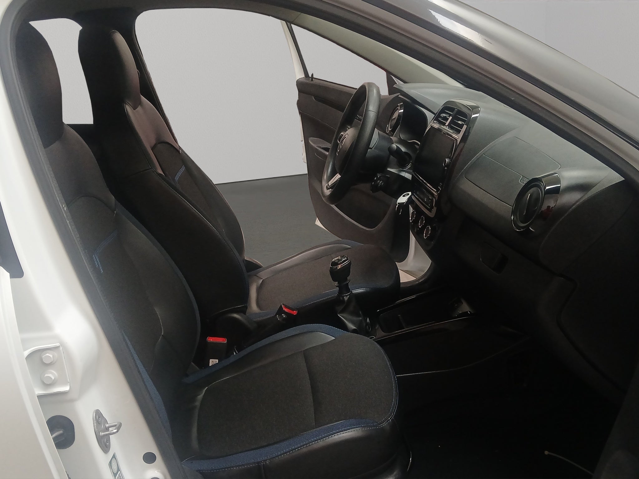 2023 Renault Kwid 5 pts. HB Bitono, TM5, a/ac., pantalla touch 8