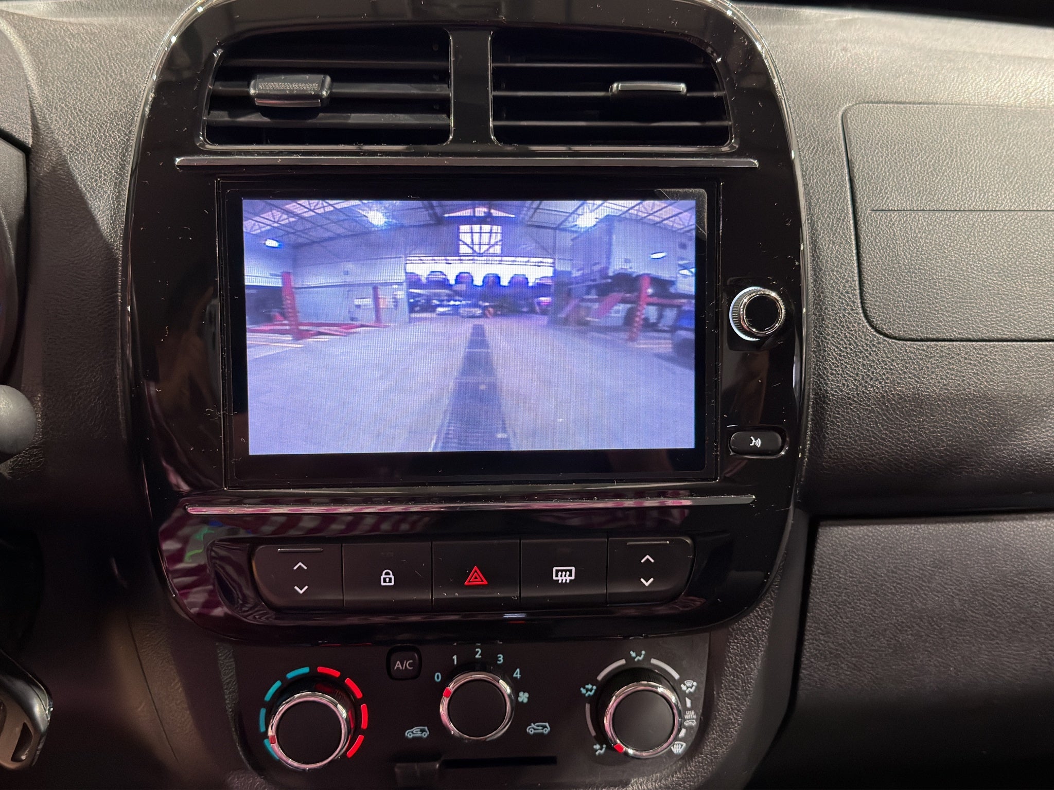2024 Renault Kwid 5 pts. HB Bitono, TM5, a/ac., pantalla touch 8