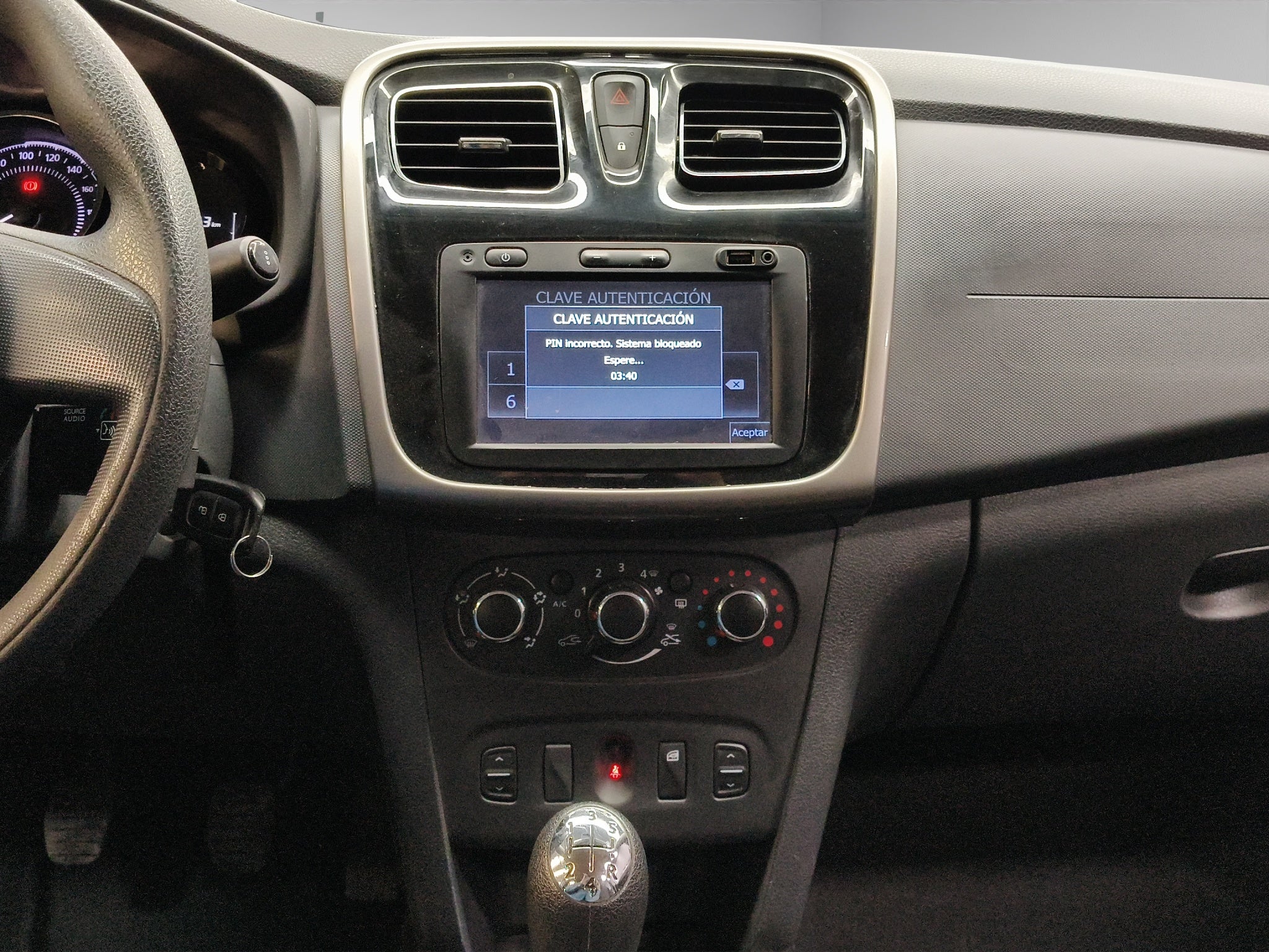 2019 Renault Logan 4 pts. Intens, TM5, VE, GPS, f. niebla, RA-15 (línea anterior)