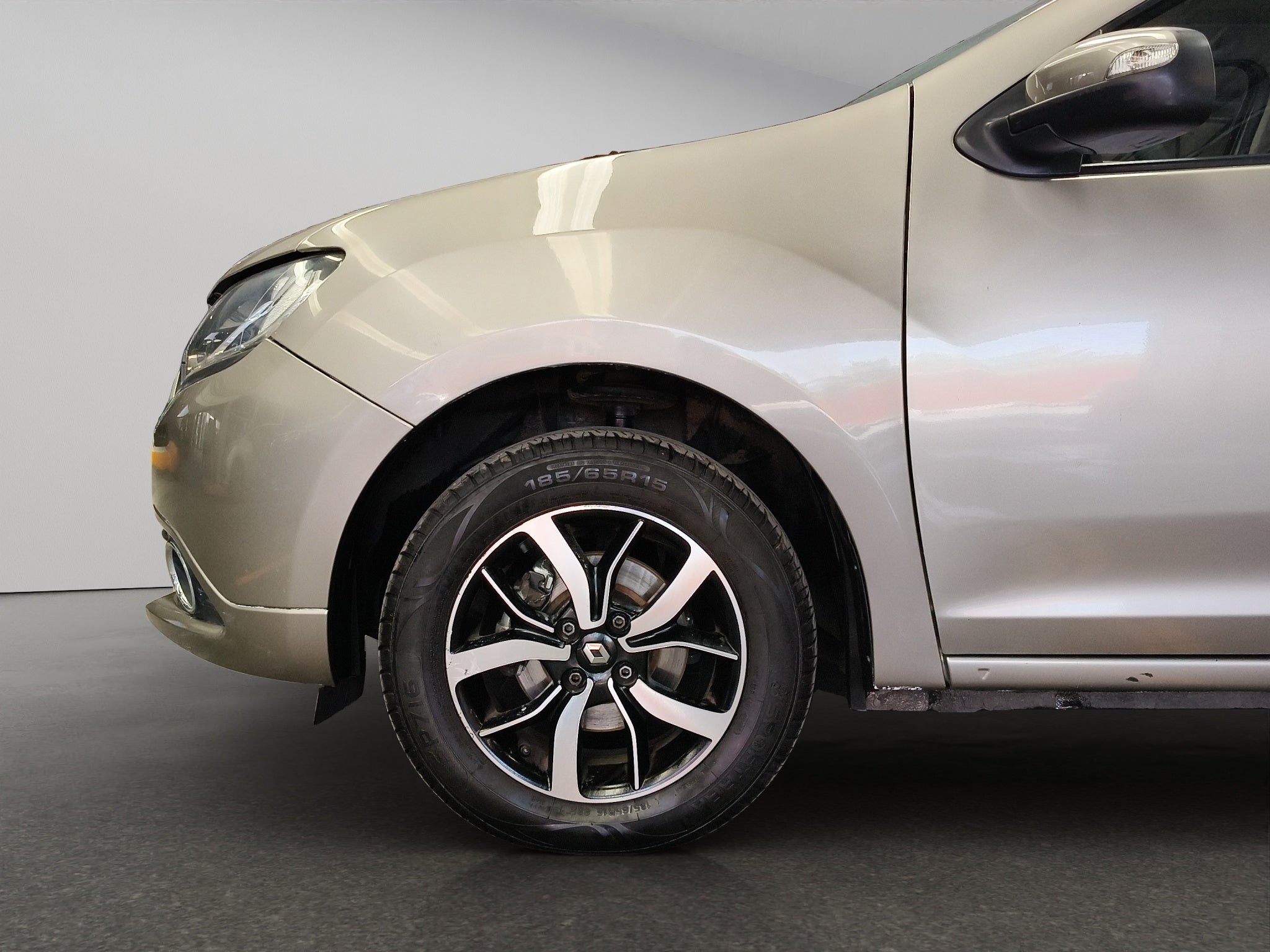 2019 Renault Logan 4 pts. Intens, TM5, VE, GPS, f. niebla, RA-15 (línea anterior)