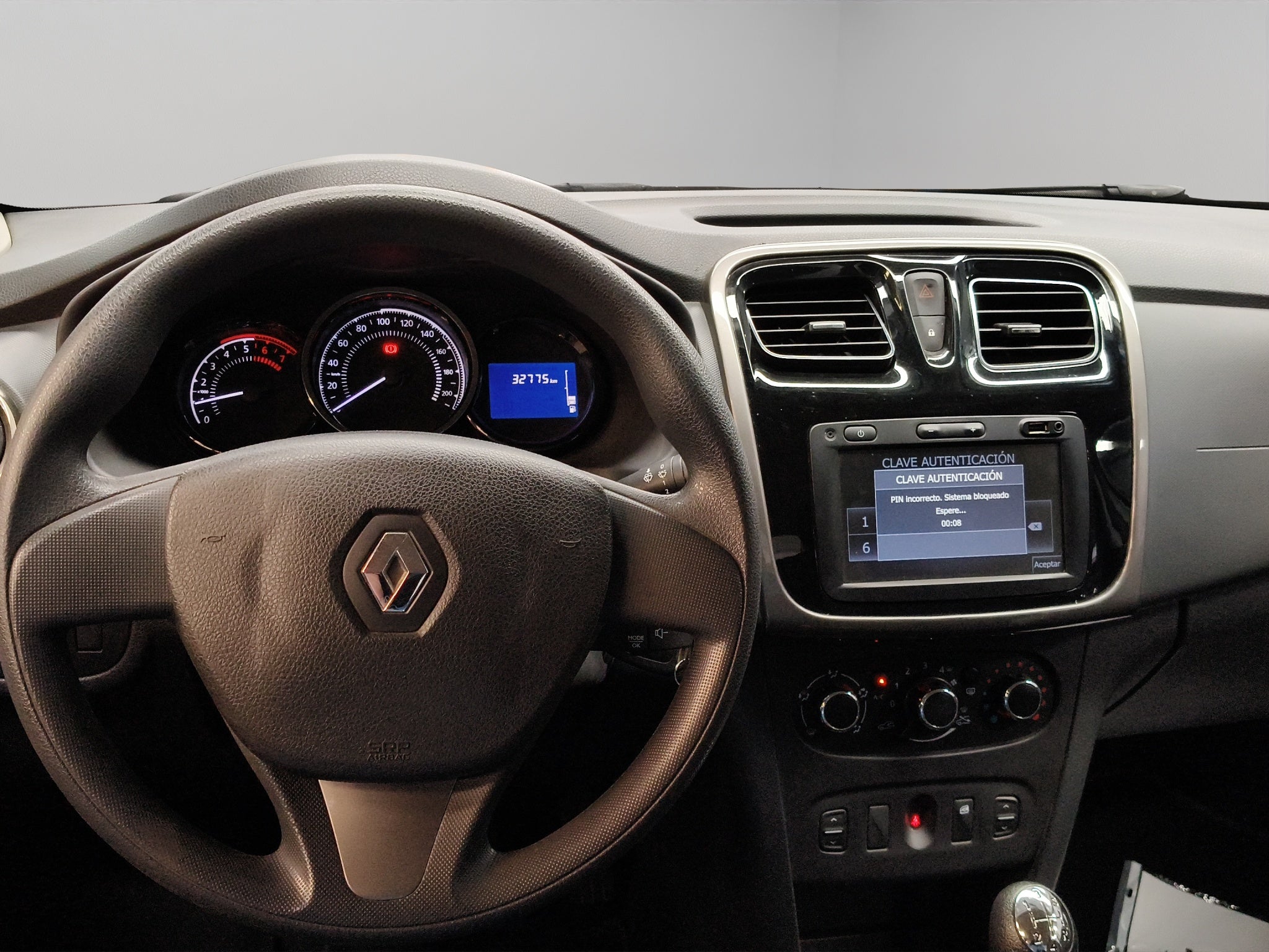 2019 Renault Logan 4 pts. Intens, TM5, VE, GPS, f. niebla, RA-15 (línea anterior)